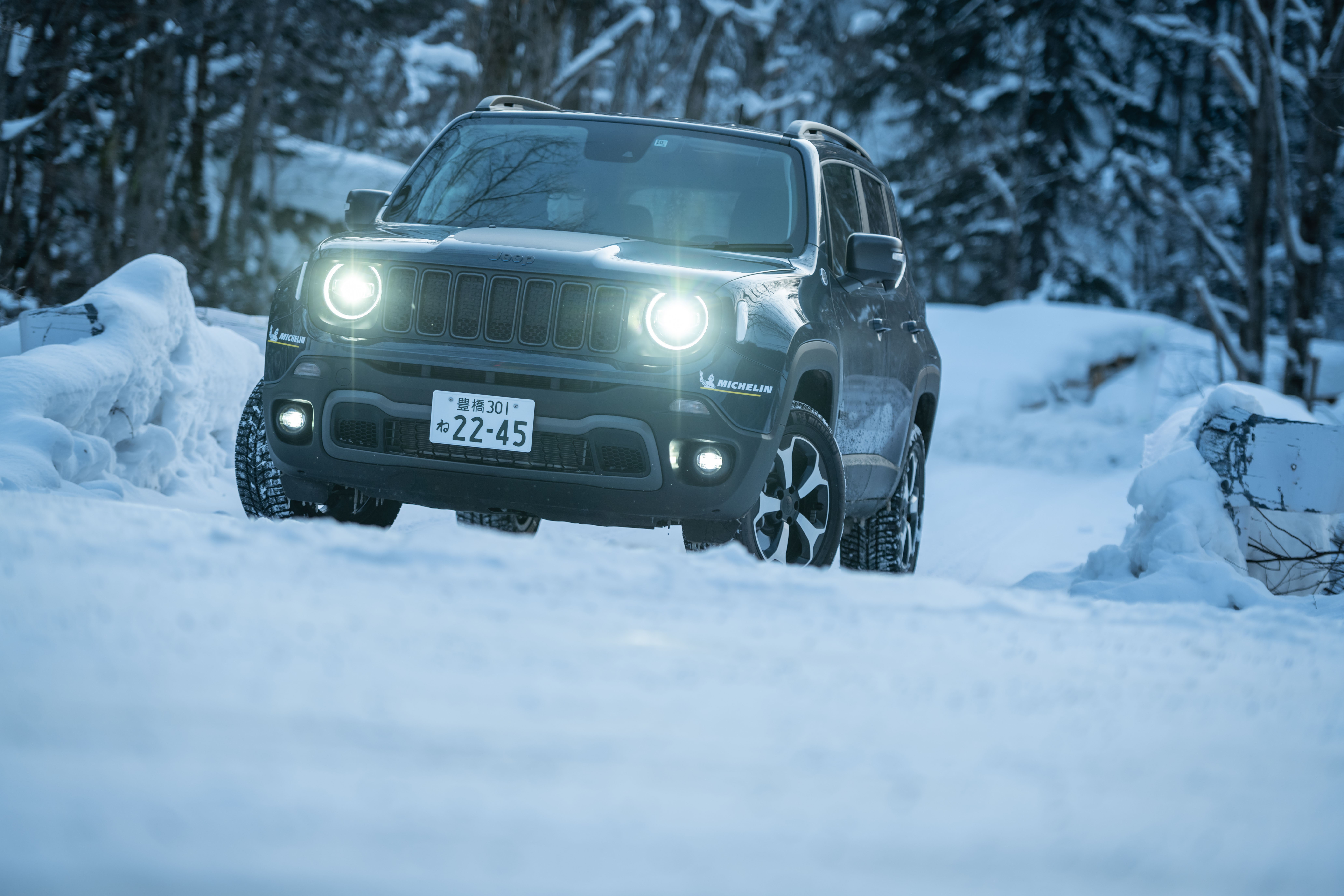 Jeep Renegade Trailhawk 4xe driving in snow HD Wallpaper