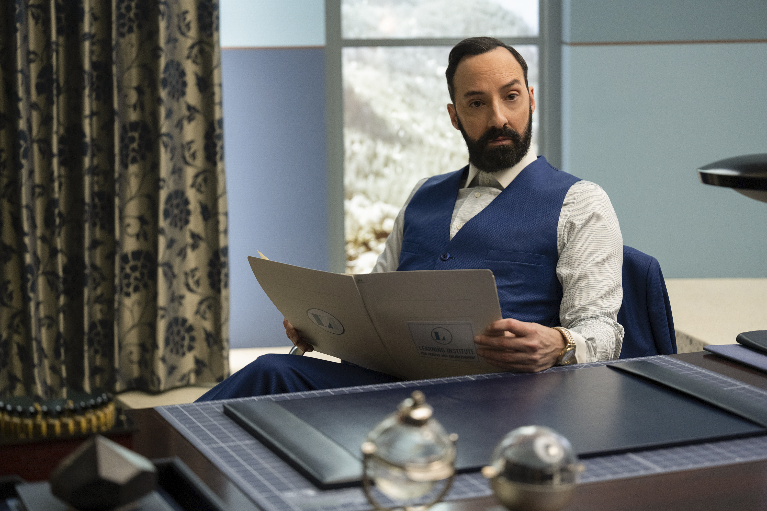 Tony Hale as Mr. Benedict in The Mysterious Benedict Society HD Wallpaper