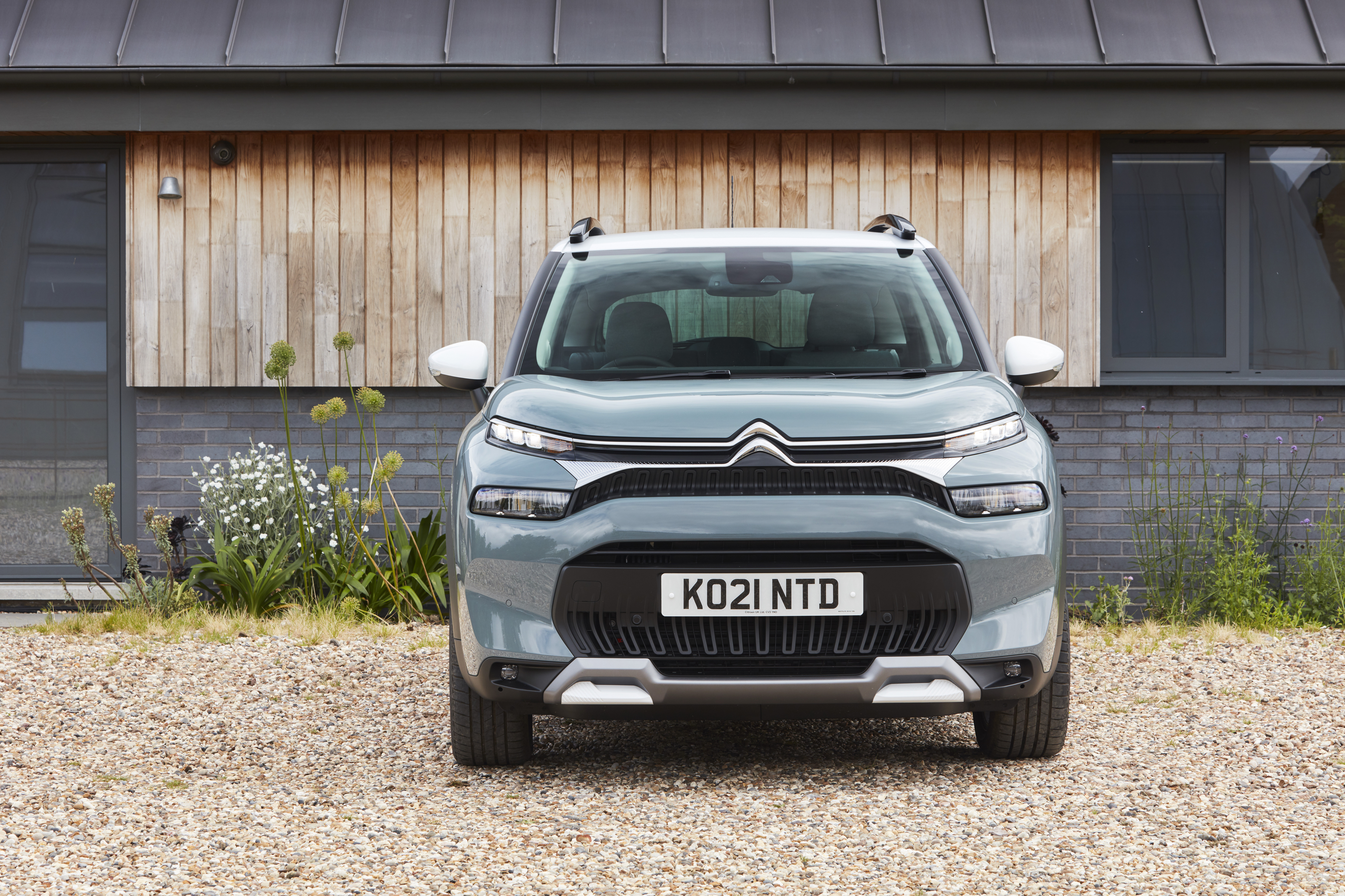2021 Citroën C3 Aircross parked outside a modern house HD Wallpaper