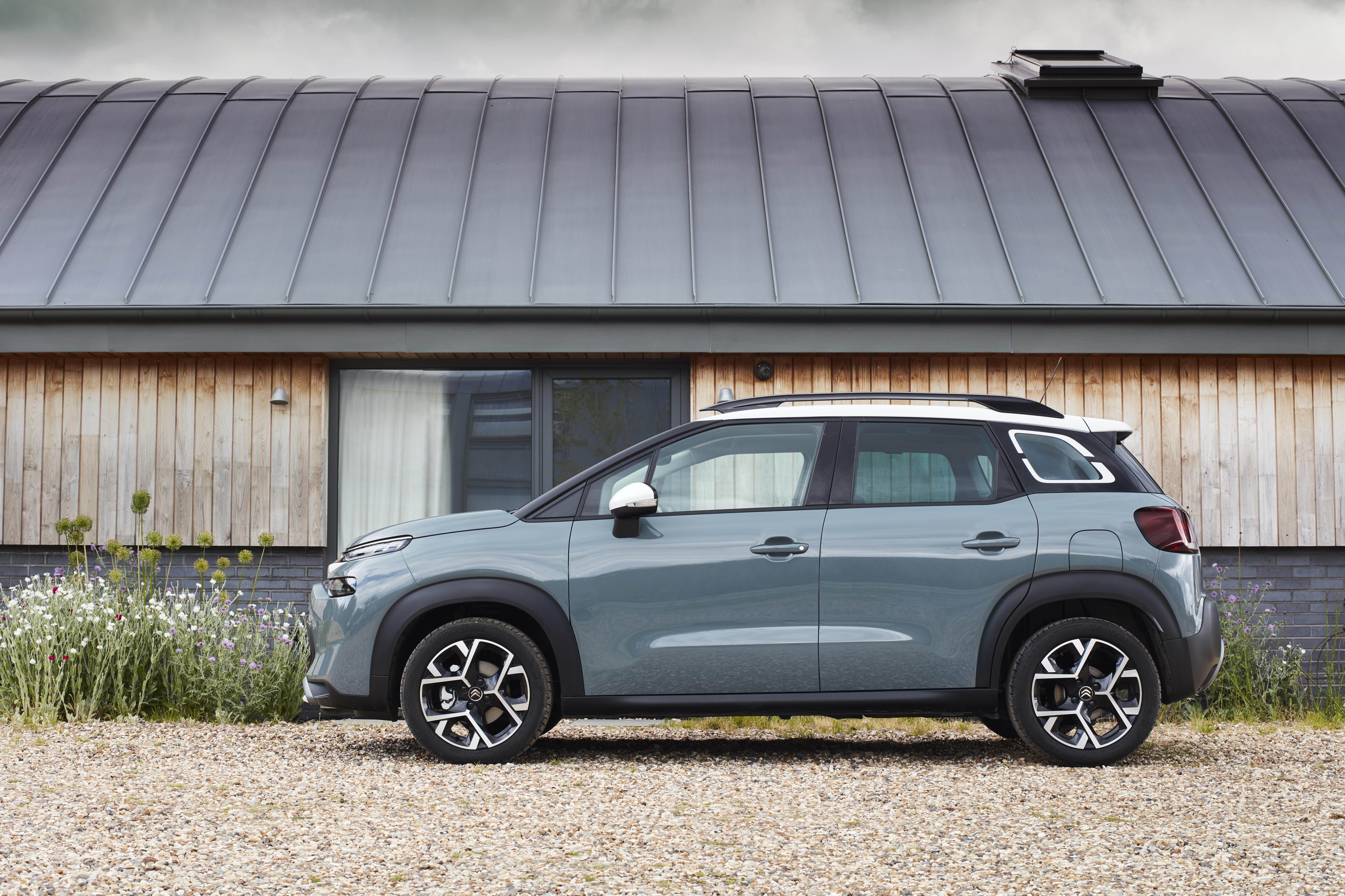 2021 Citroën C3 Aircross parked in front of a modern house HD Wallpaper