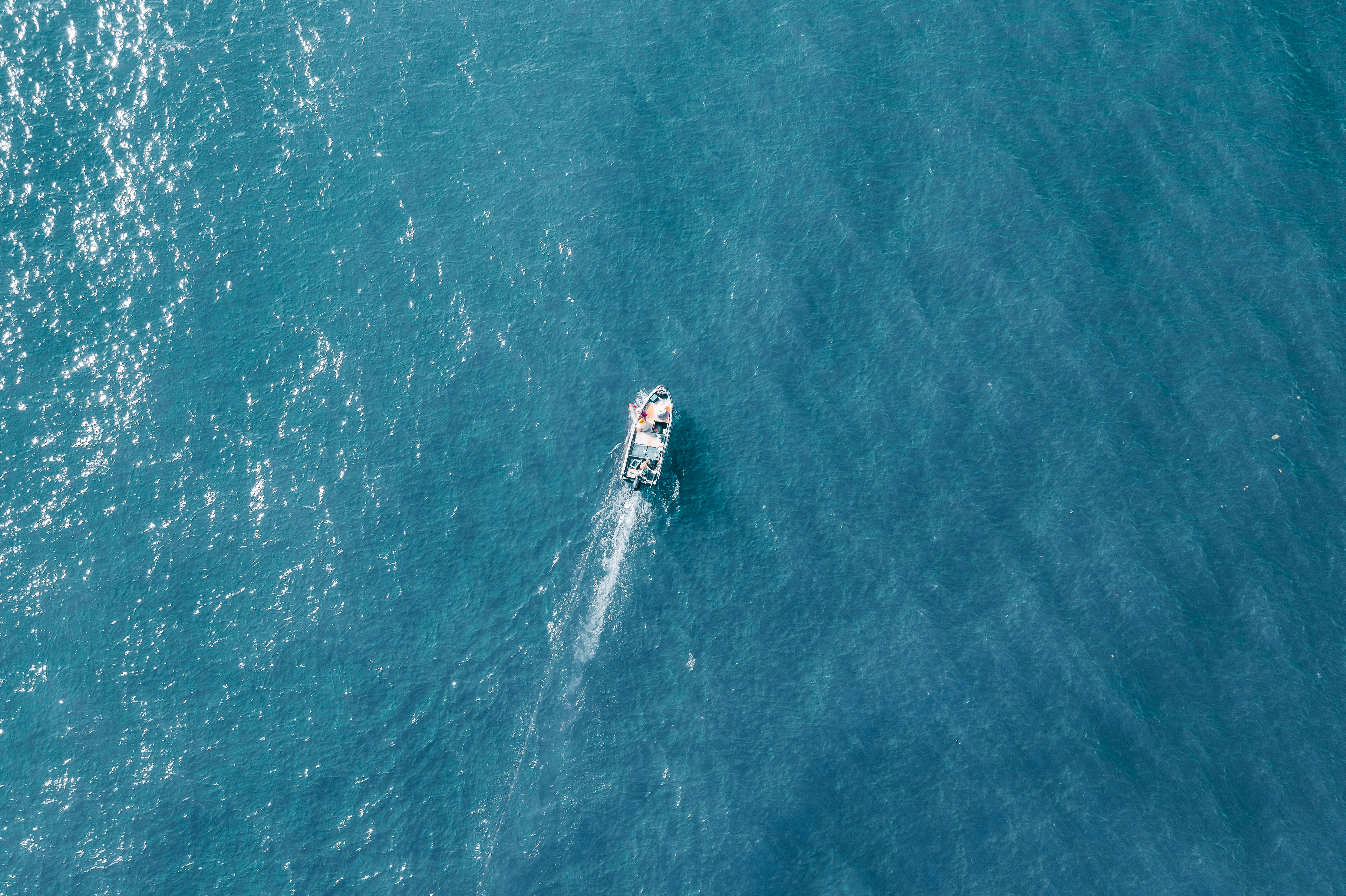 Aerial view of a boat sailing on the ocean HD Wallpaper