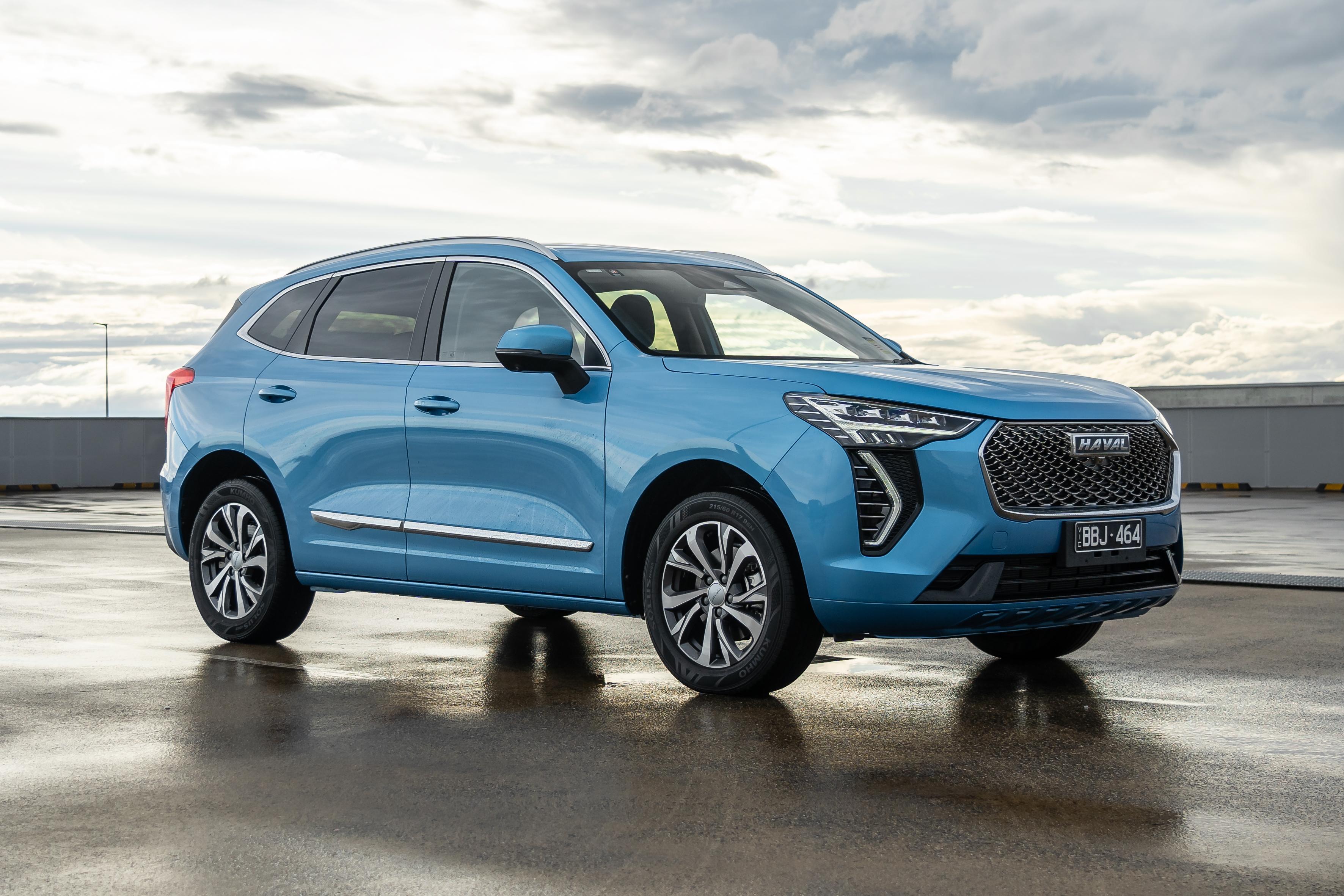 Blue Haval Jolion SUV on Wet Pavement HD Wallpaper