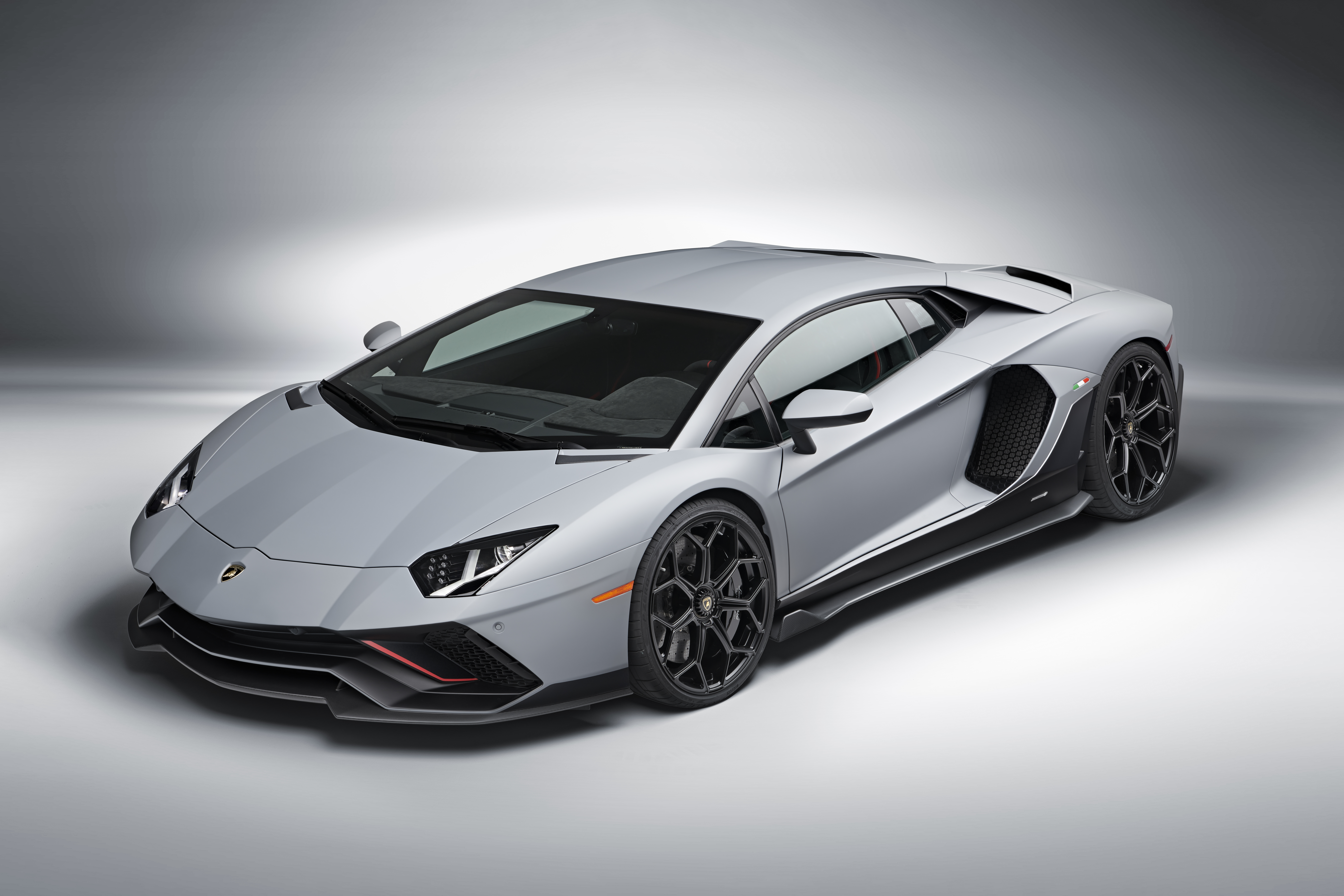 2021 Lamborghini Aventador LP 780-4 Ultimae Supercar HD Wallpaper