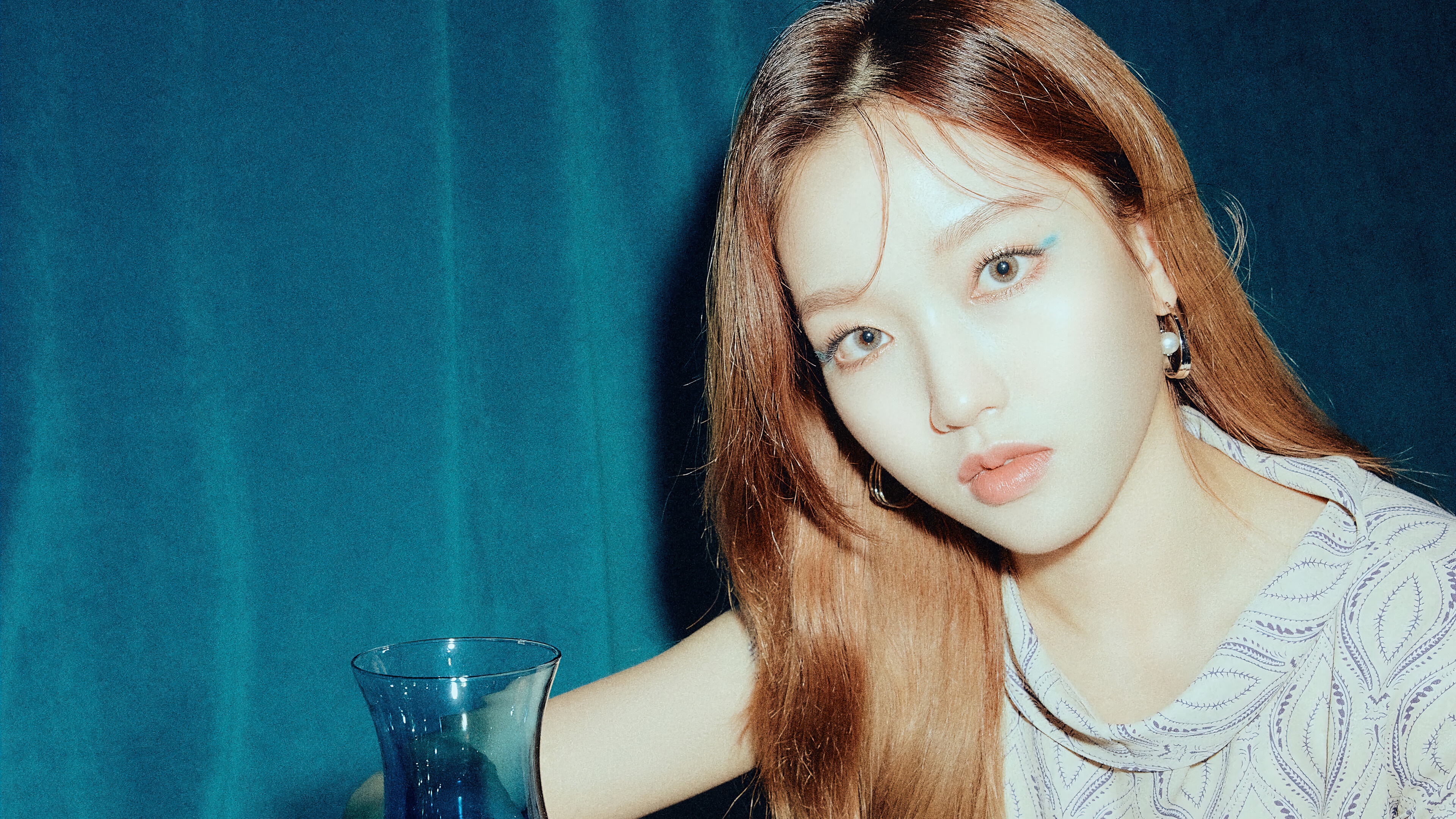 Gowon from LOONA with blue vase HD Wallpaper