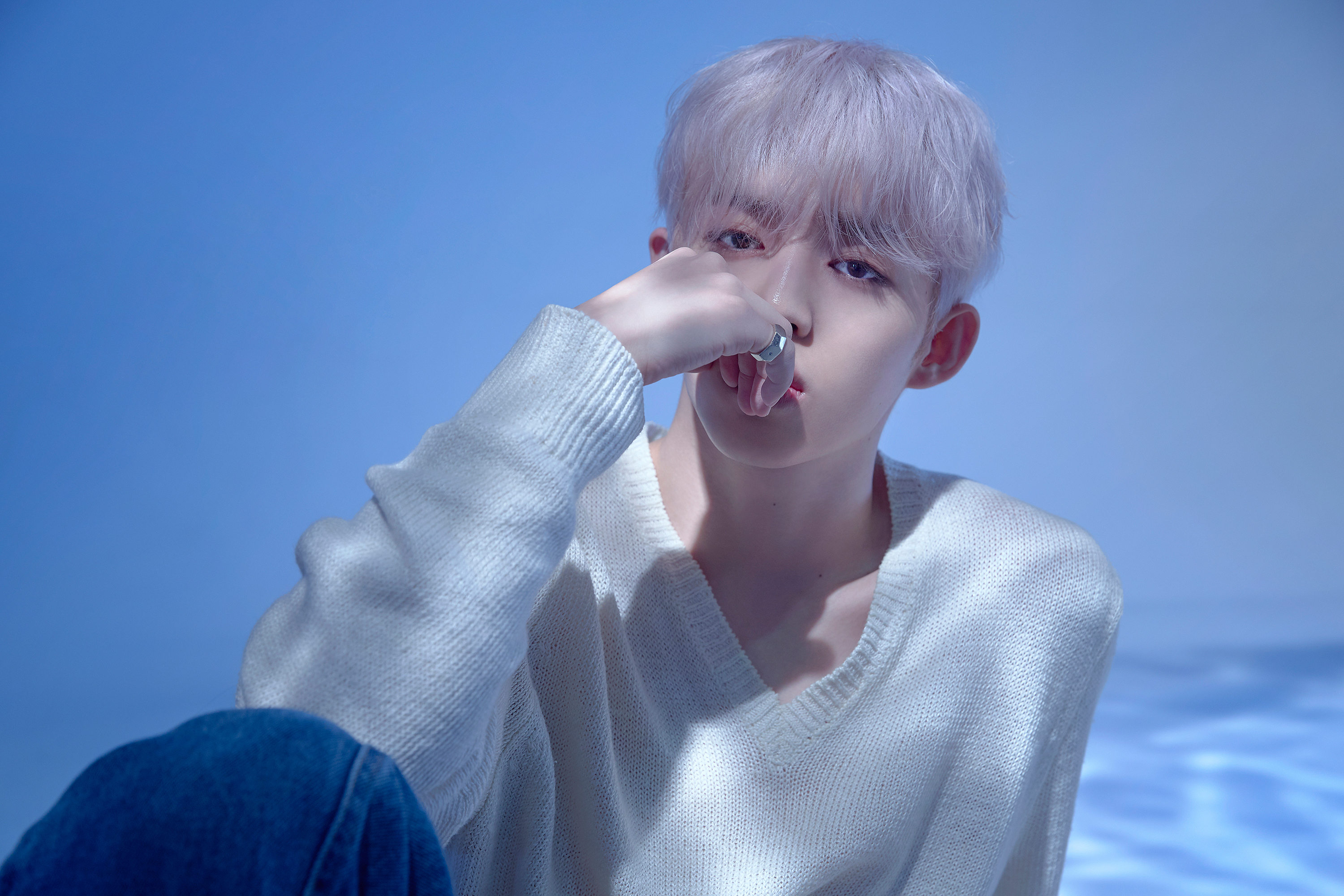 Seventeen S.Coups HD in white sweater HD Wallpaper