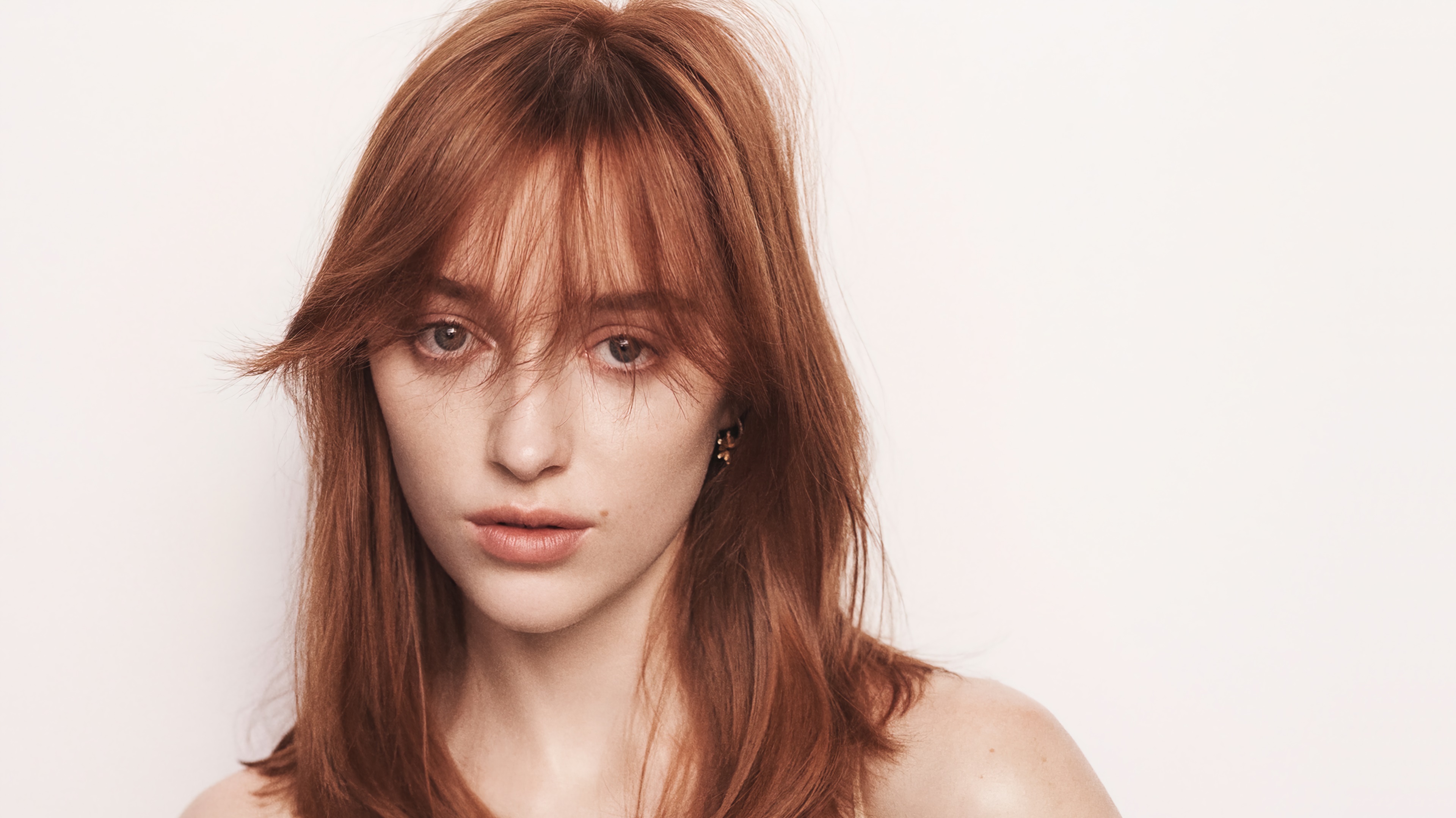 Phoebe Dynevor 4K HD Wallpaper