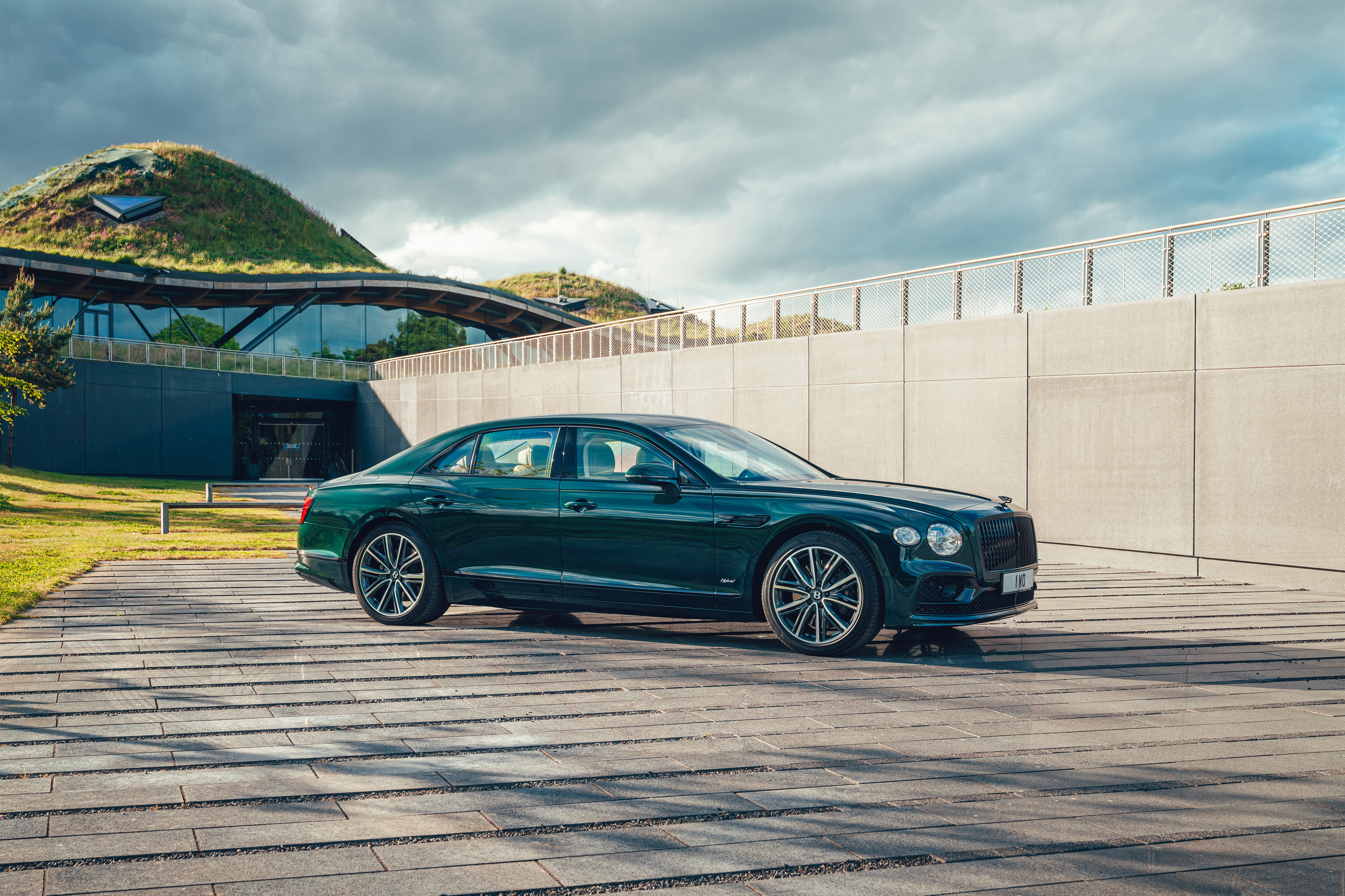 Green 2021 Bentley Flying Spur Hybrid luxury car HD Wallpaper