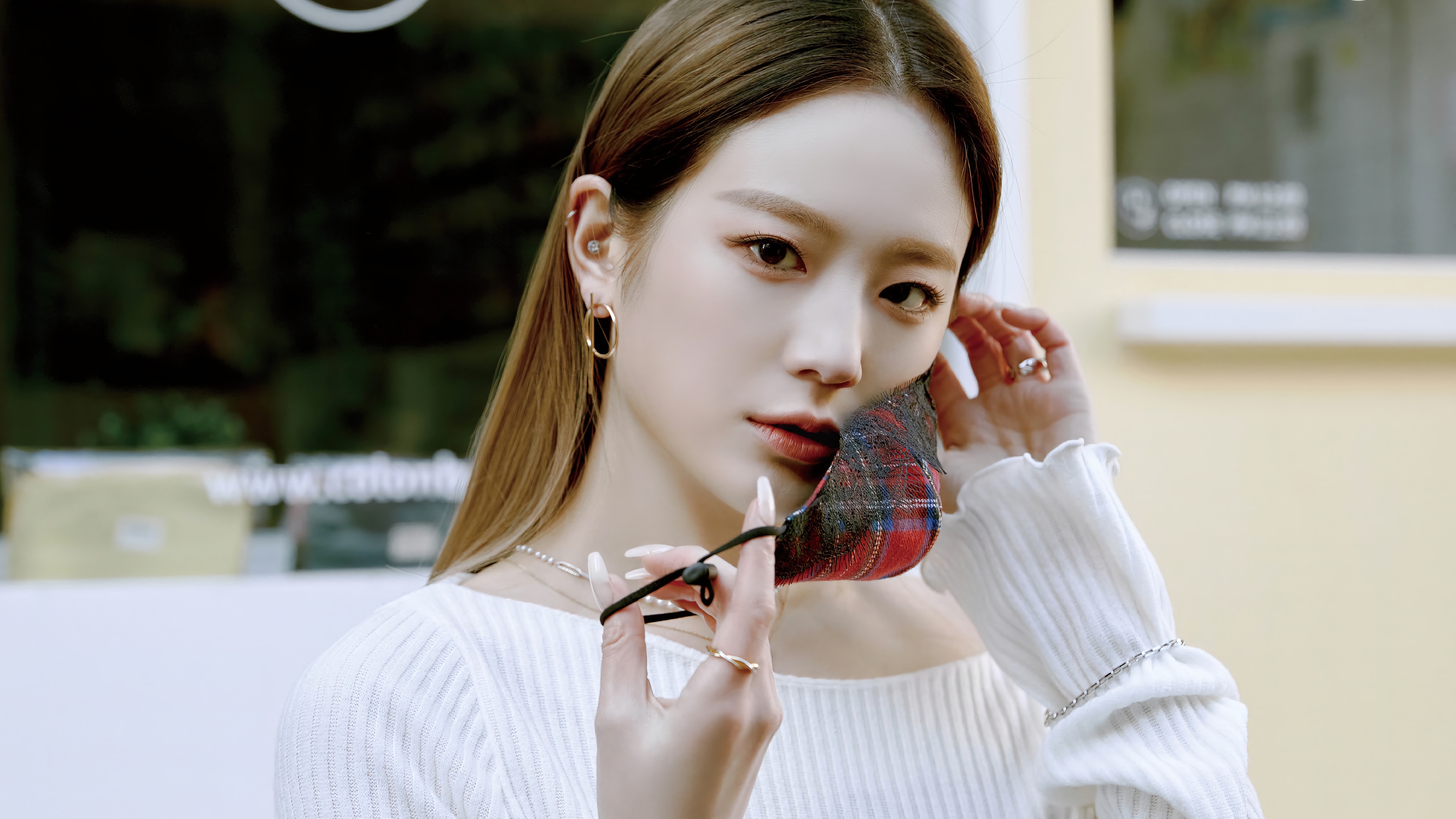 Gyuri from fromis_9 holding a mask HD Wallpaper