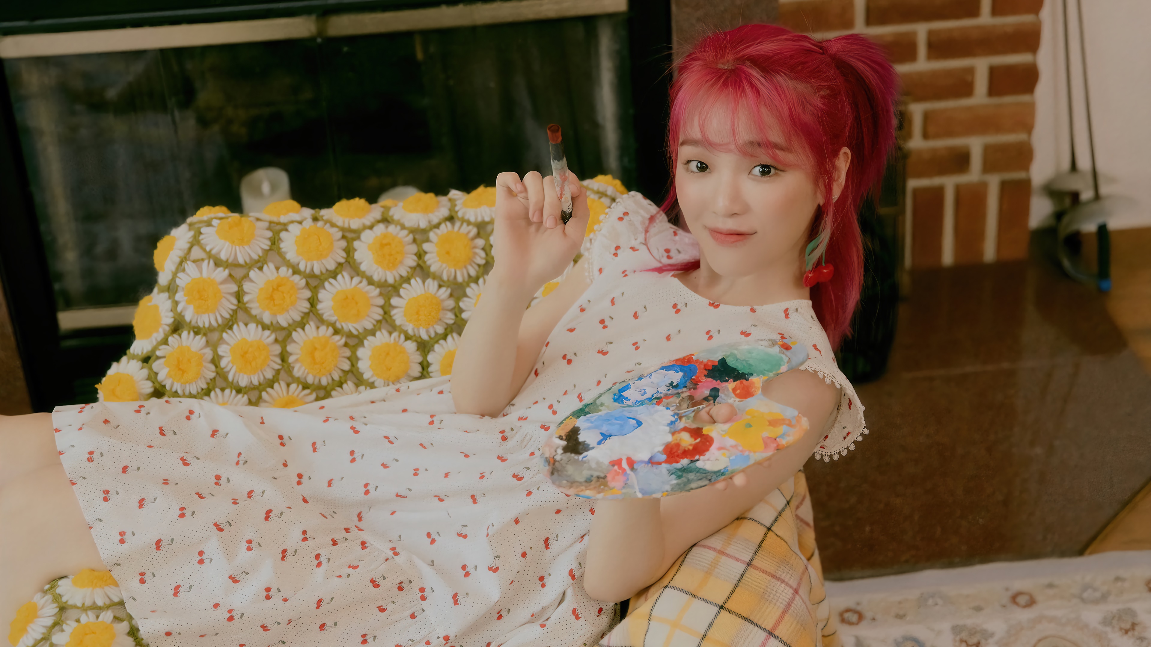 Seunghee from Oh My Girl holding a paint palette HD Wallpaper