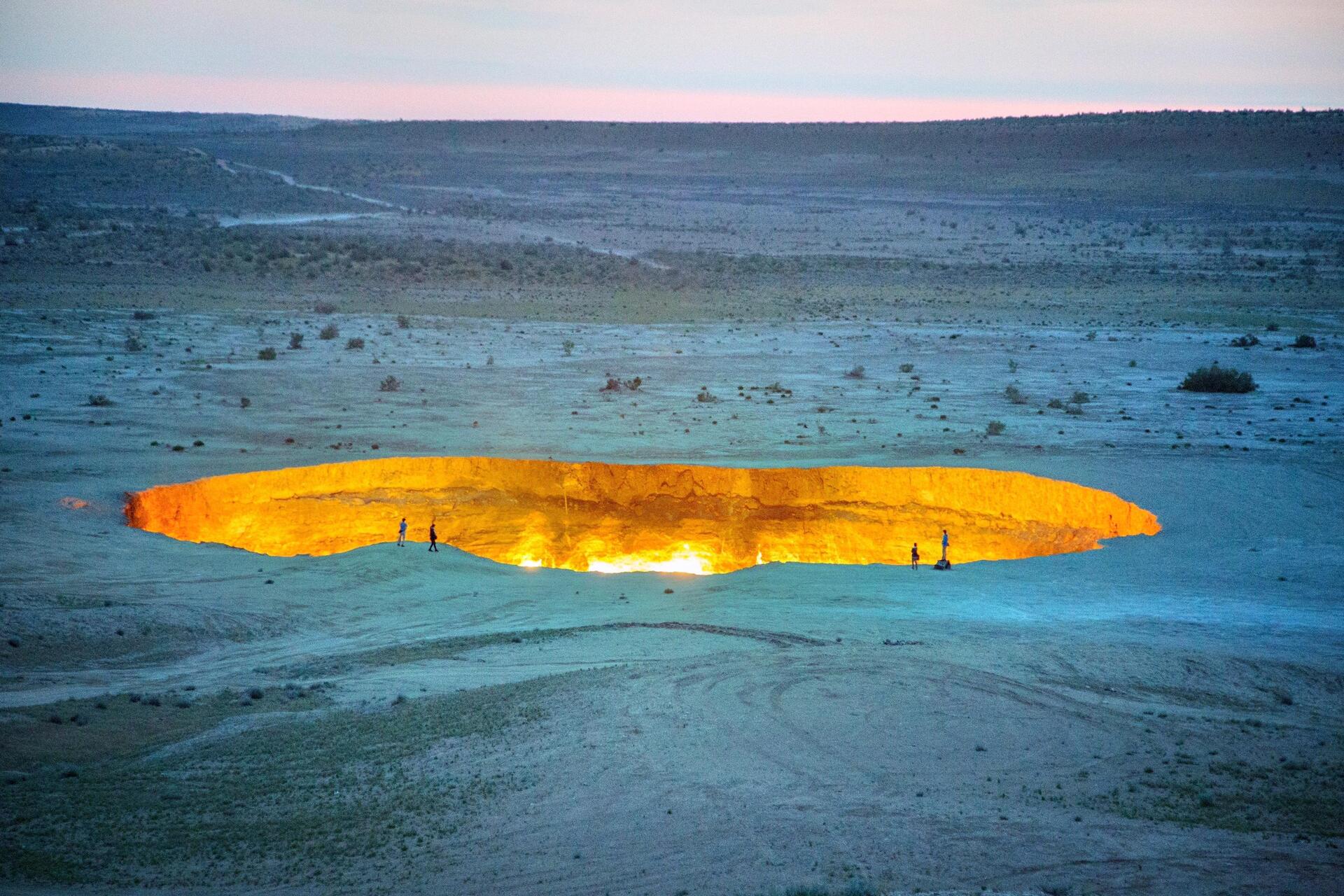 Darvaza Gas Crater in Turkmenistan HD Wallpaper