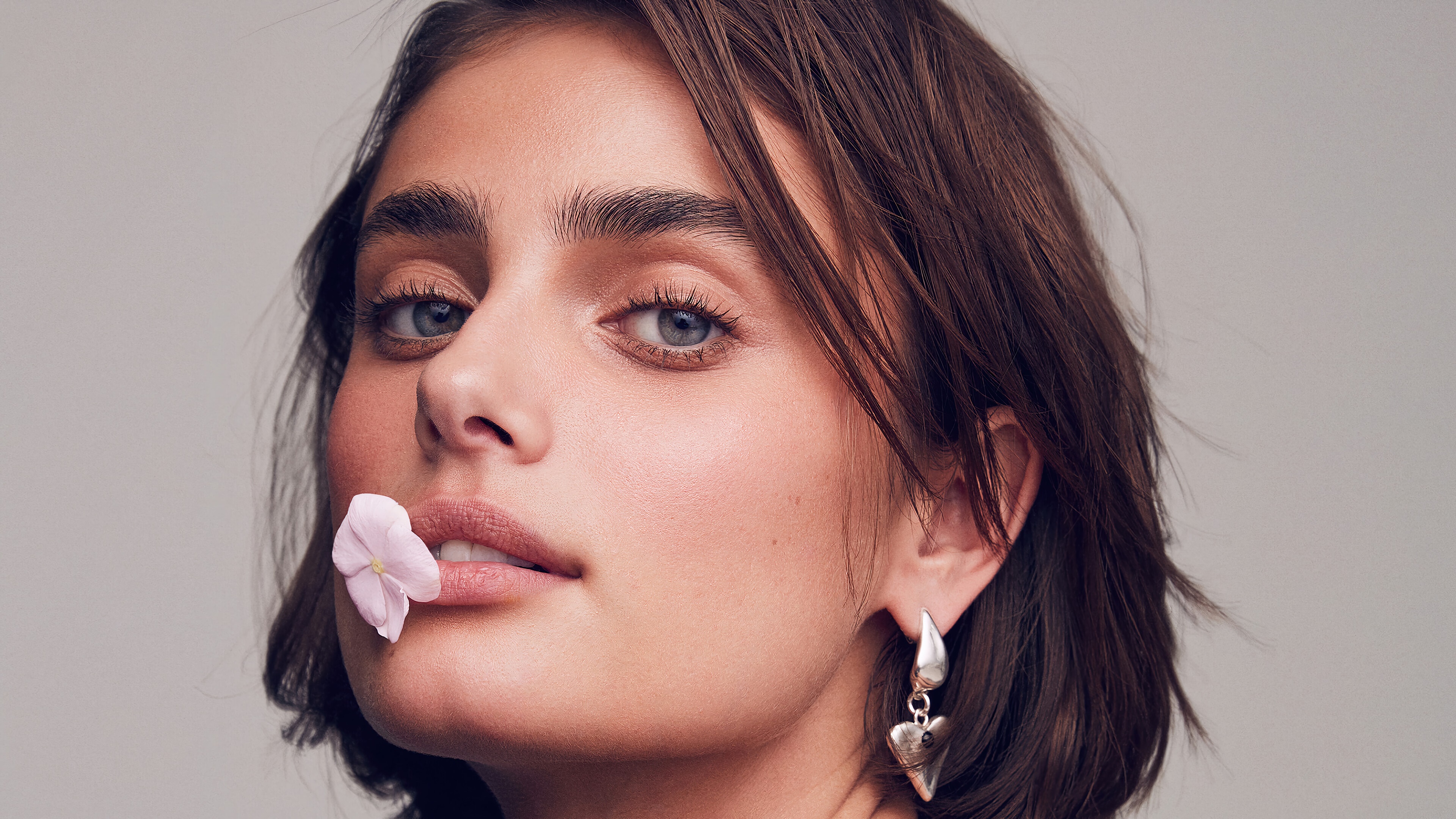 Taylor Hill 4K HD Wallpaper