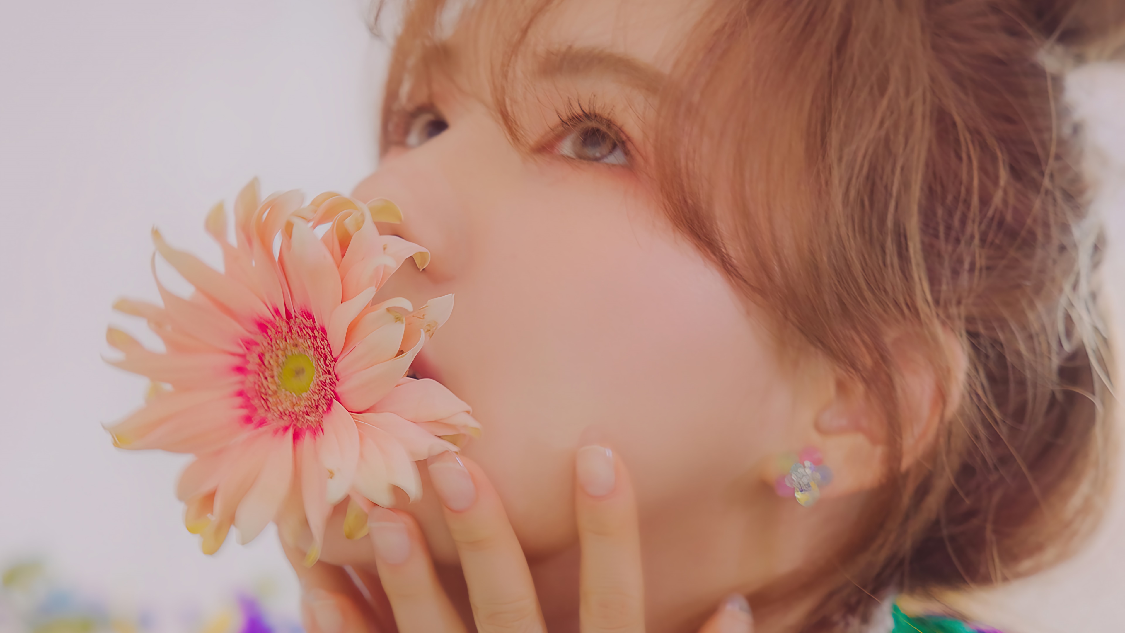Wendy from Like Water Floral Portrait 4K HD Wallpaper