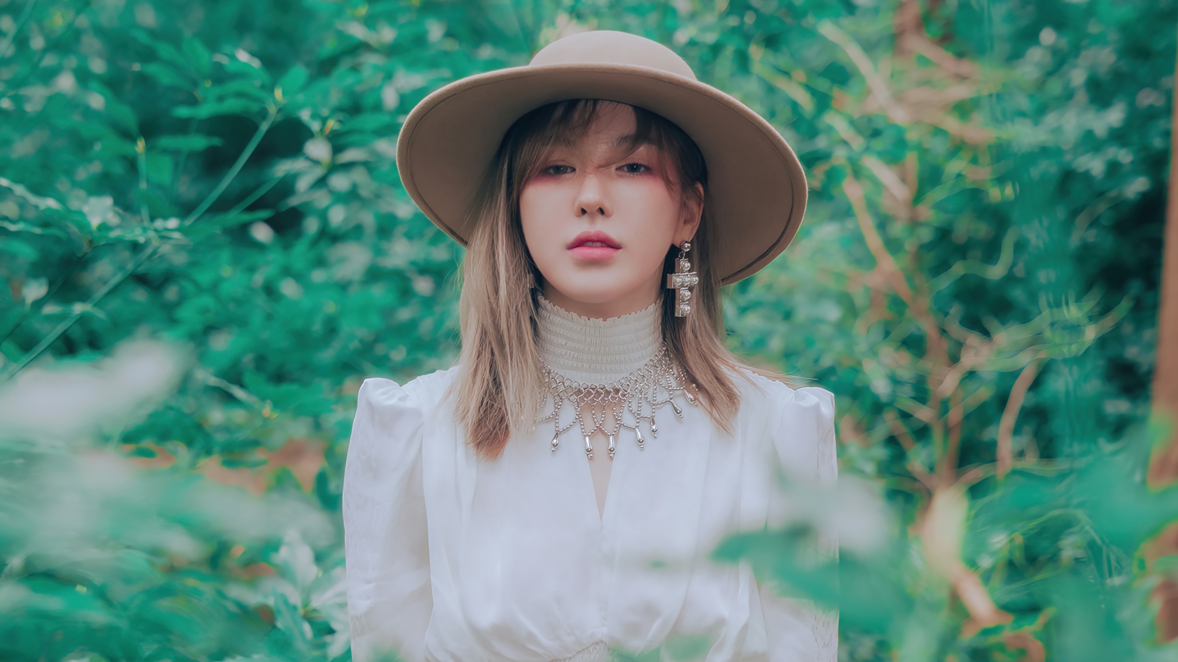 Wendy in White Dress and Hat 4K HD Wallpaper