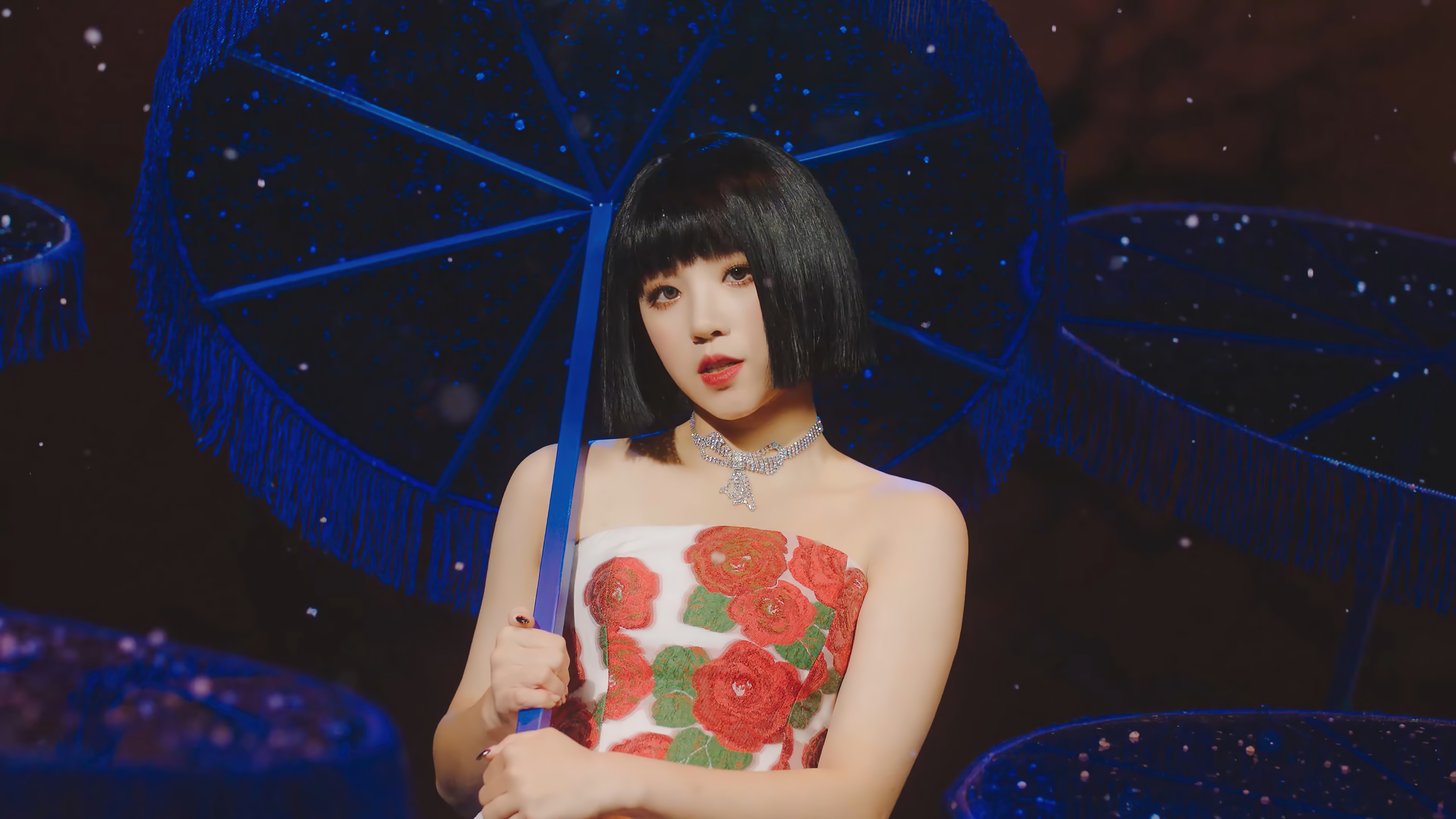 Gidle Yuqi with blue umbrella 4K HD Wallpaper
