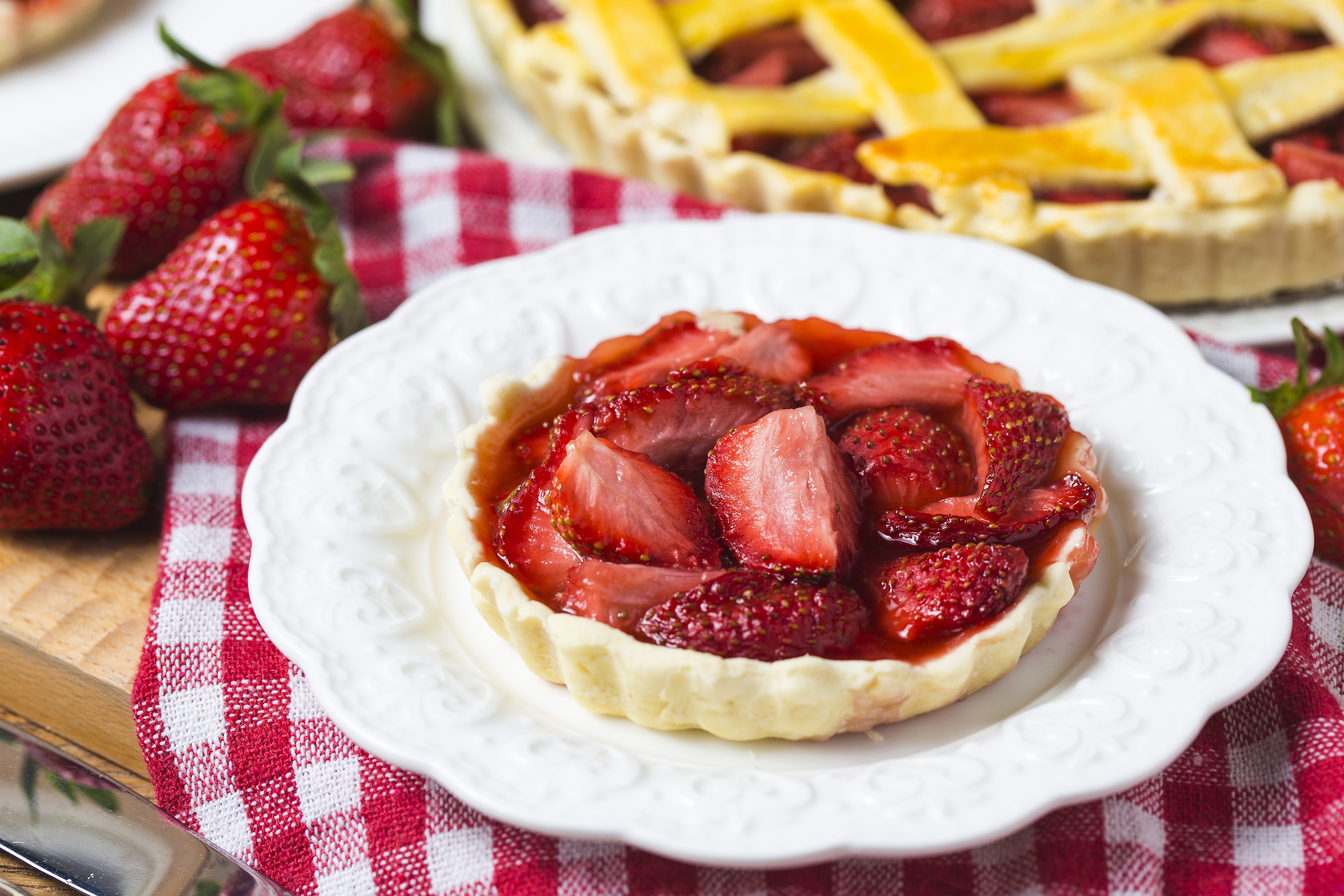 Strawberry Tartlet with Fresh Strawberries HD Wallpaper