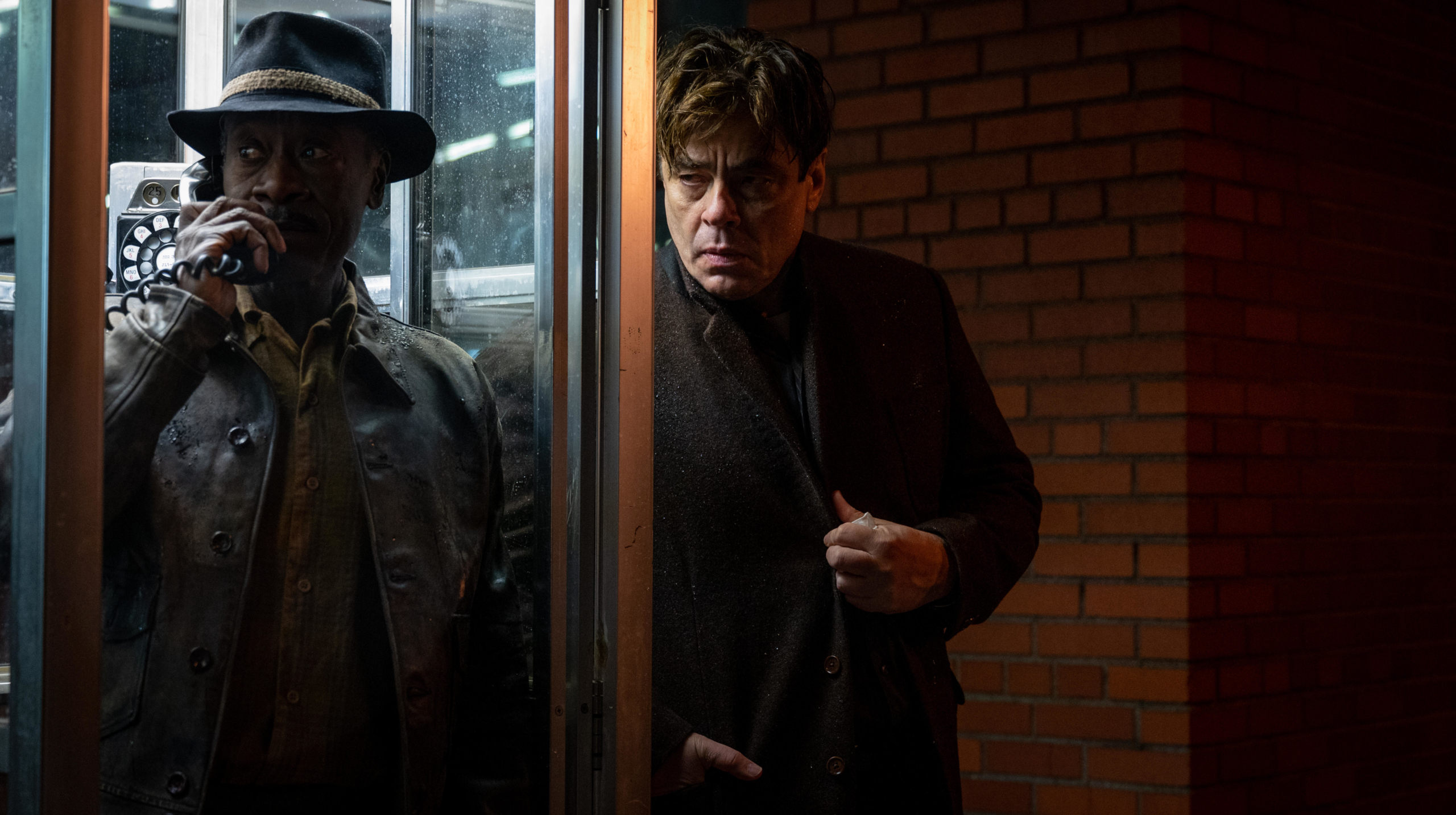 Don Cheadle and Benicio del Toro in No Sudden Move HD Wallpaper