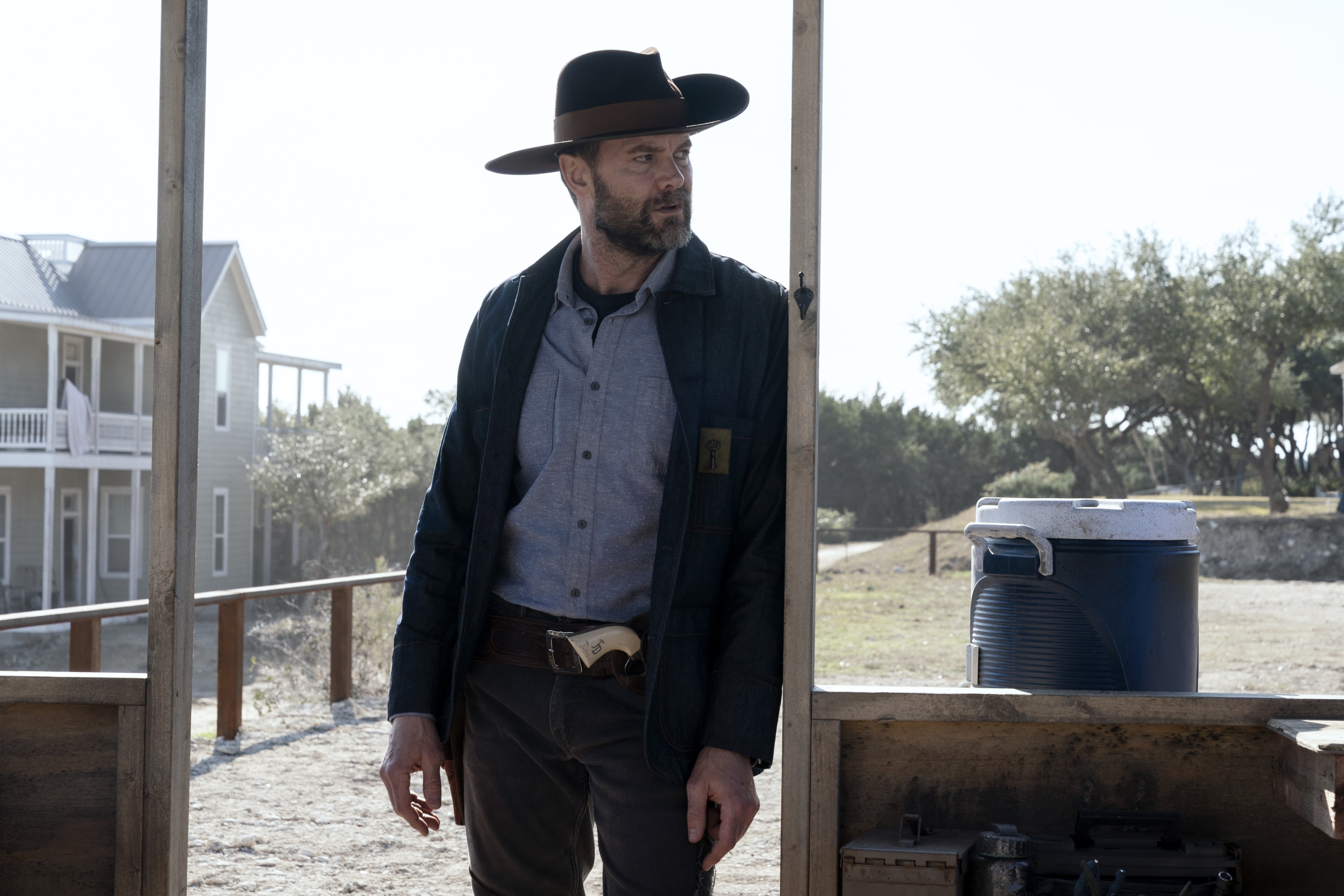 Fear The Walking Dead 4K: Man in cowboy hat with gun HD Wallpaper