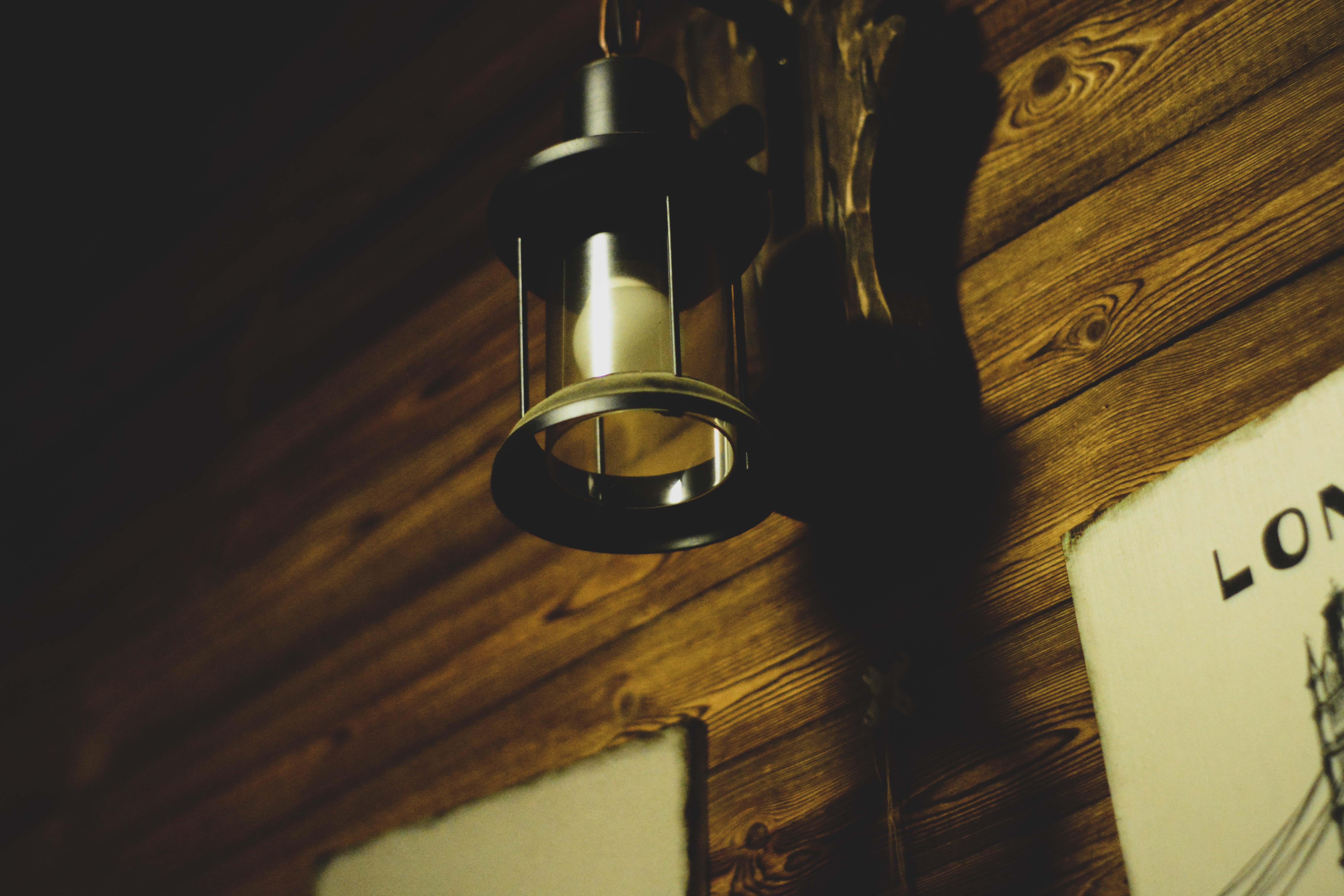 Lamp with lightbulb on wooden wall HD Wallpaper