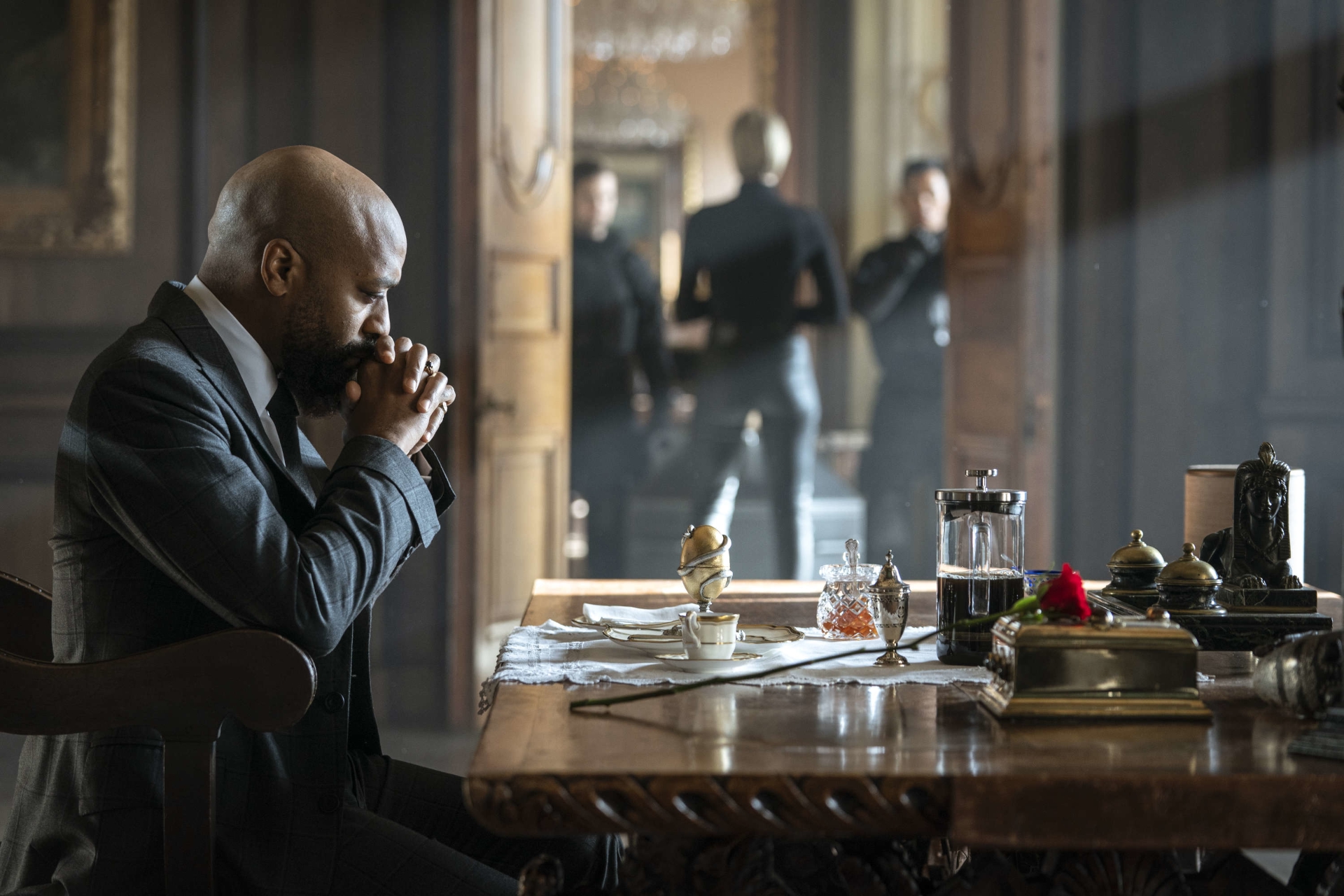 Chiwetel Ejiofor in a suit praying HD Wallpaper