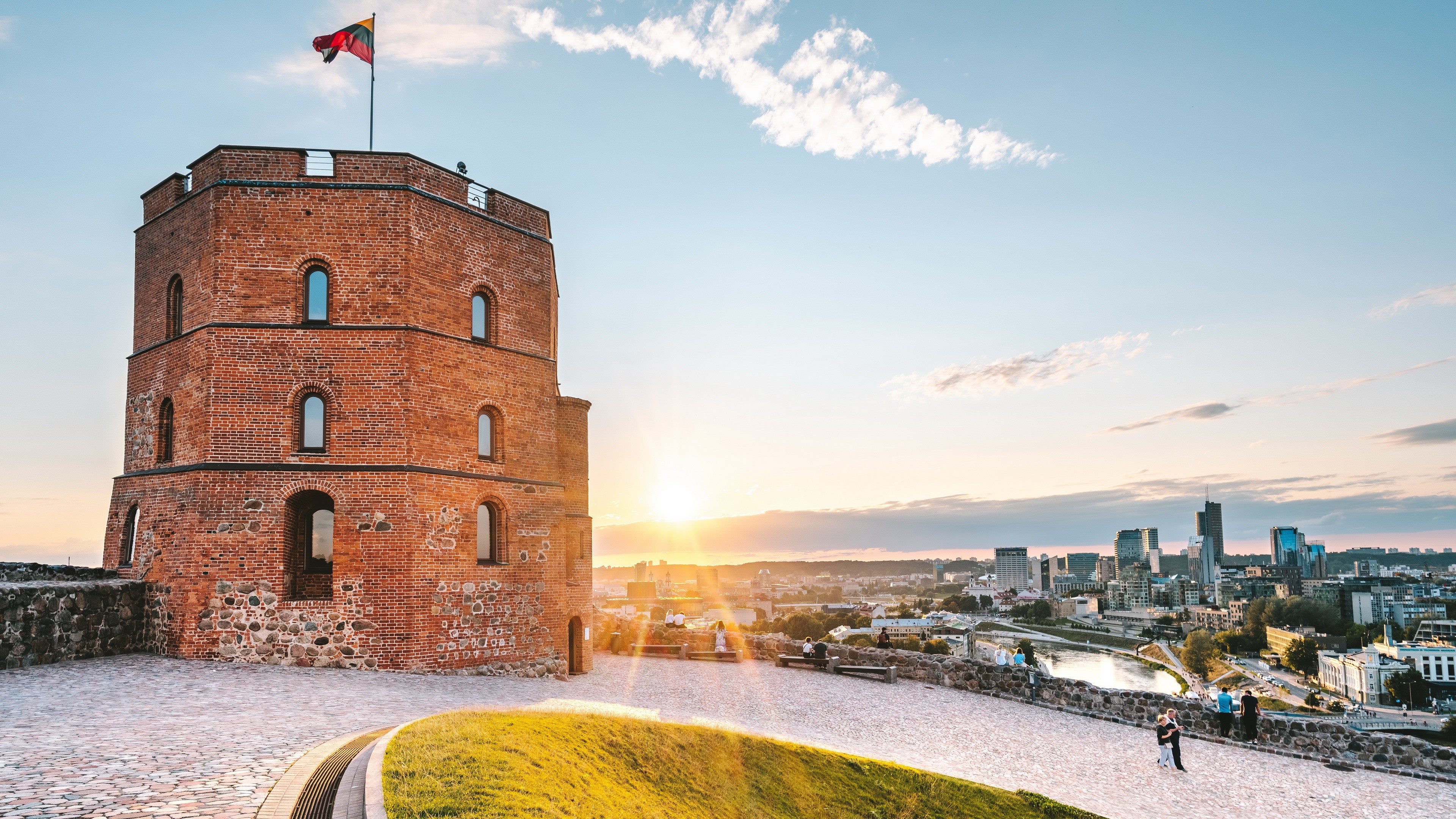 4K, Gediminas Castle Tower, sunlight, sky, Lithuania, Vilnius, cityscape, flag HD Wallpaper
