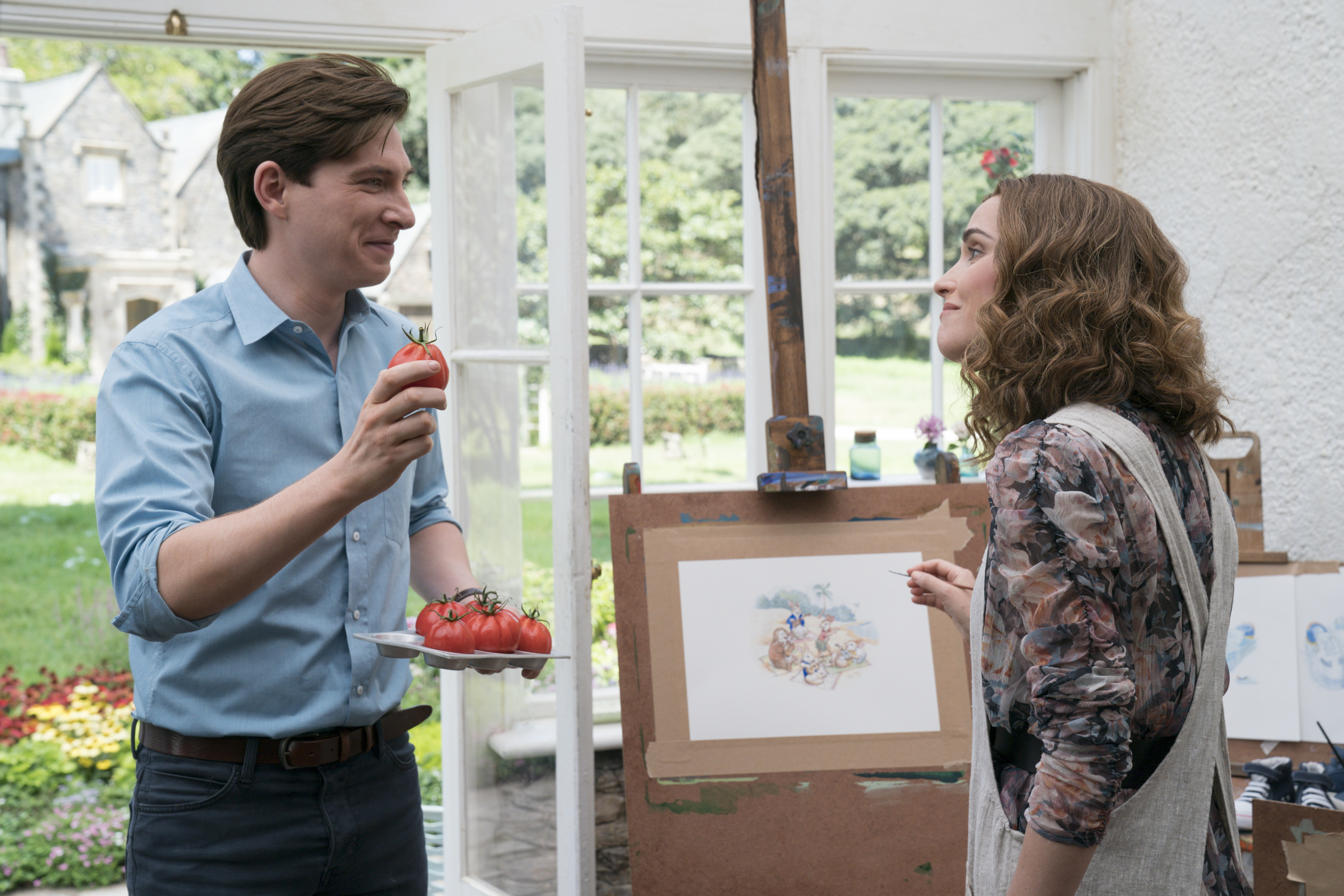 Domhnall Gleeson and Rose Byrne in Peter Rabbit 2 HD Wallpaper