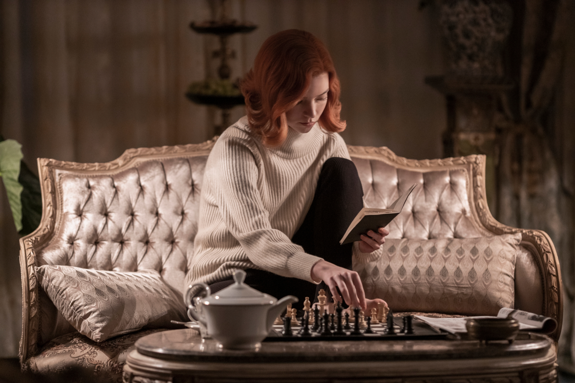 Beth Harmon playing chess HD Wallpaper