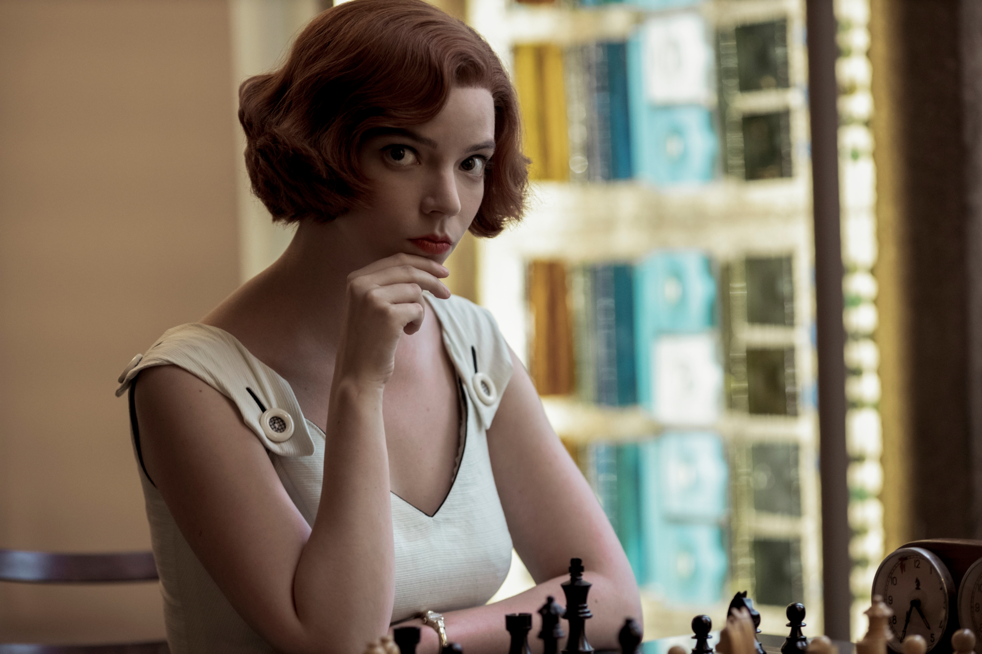 Anya Taylor-Joy as Beth Harmon playing chess HD Wallpaper
