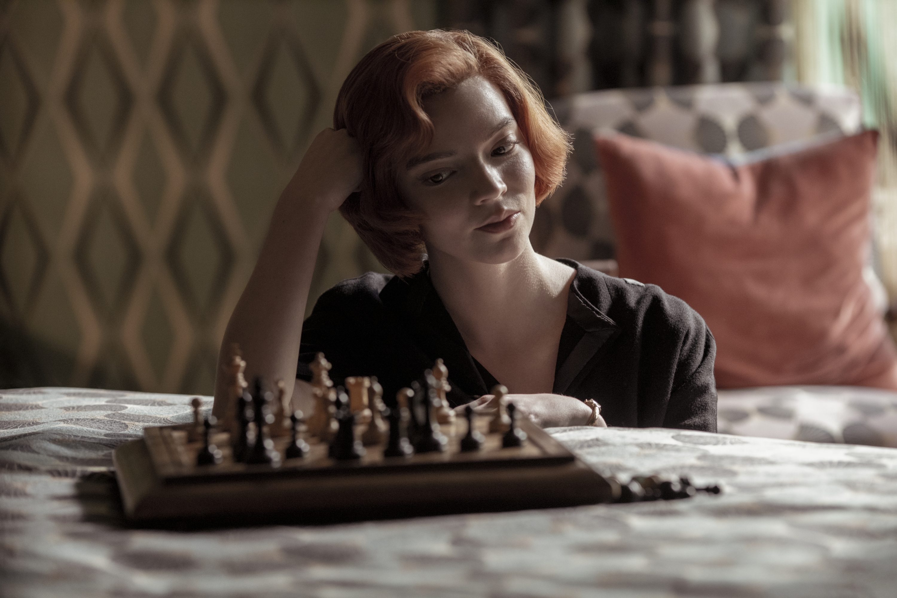 Anya Taylor-Joy as Beth Harmon playing chess HD Wallpaper