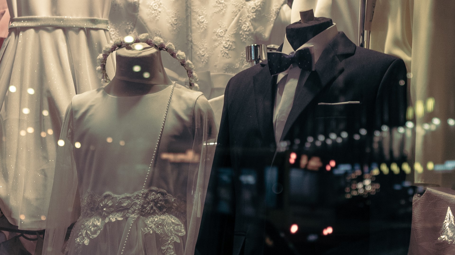 reflection, night, wedding attire, tuxedo, mannequin HD Wallpaper