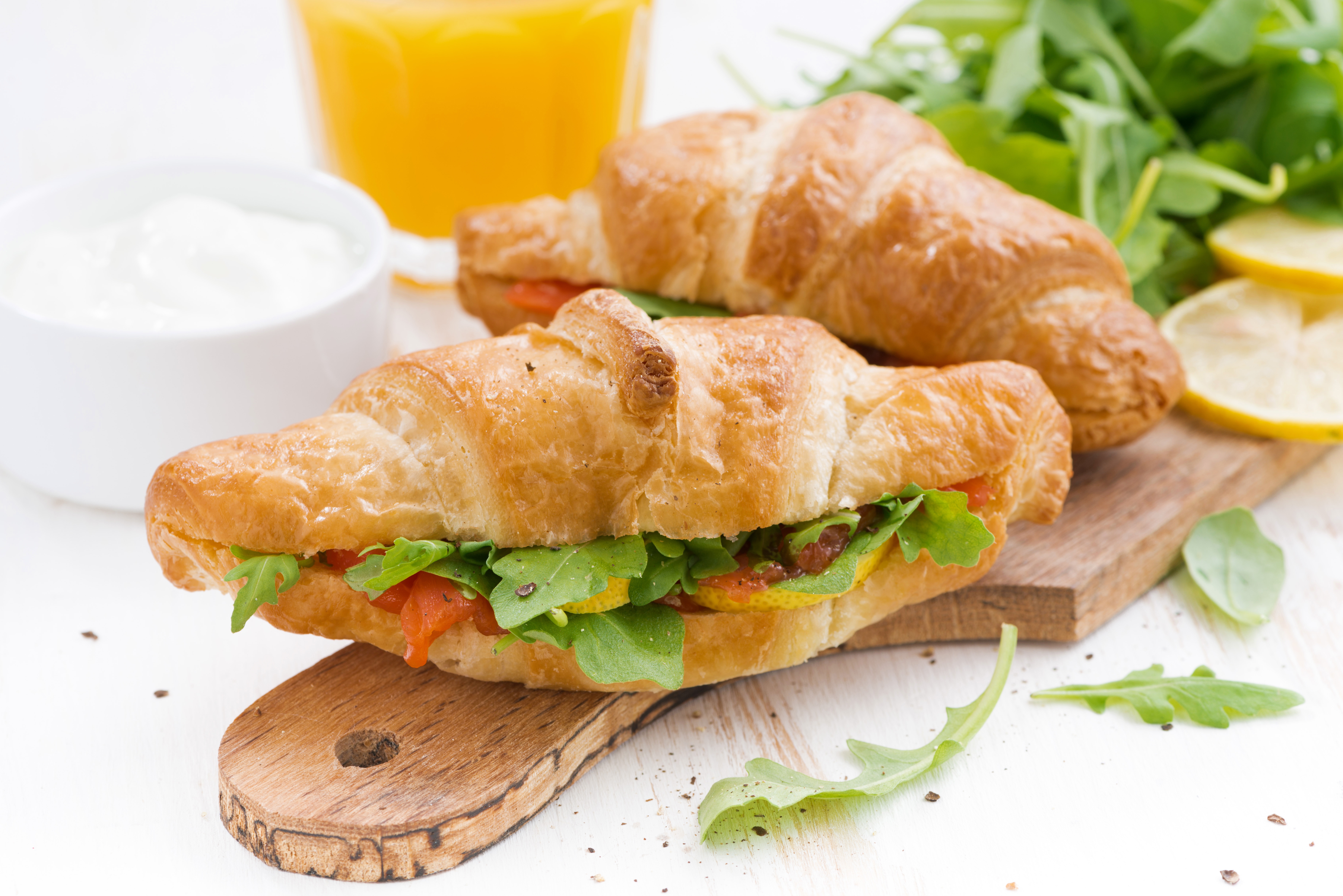 Croissant sandwich with salmon and arugula HD Wallpaper