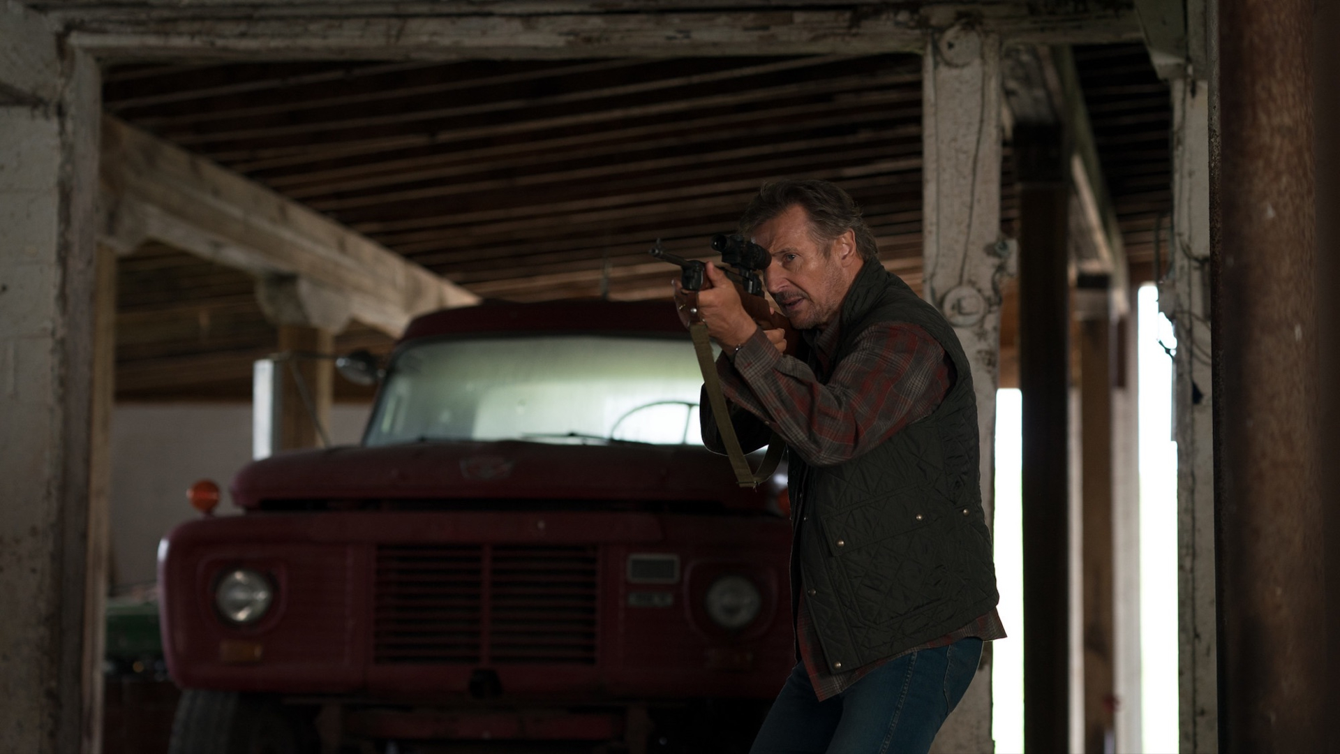 Liam Neeson aims rifle in The Marksman HD Wallpaper