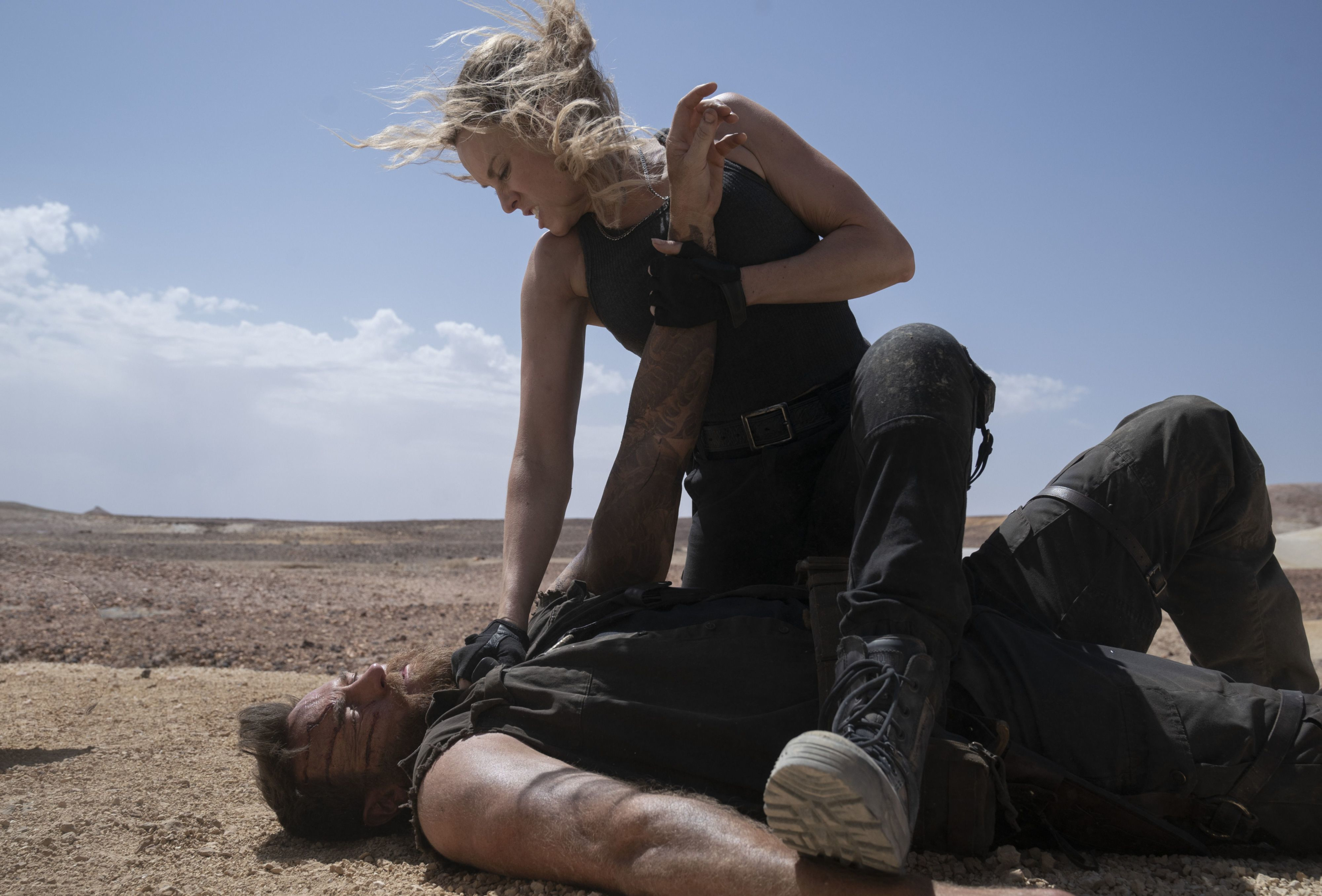 Mortal Kombat Sonya Blade in Desert Fight HD Wallpaper