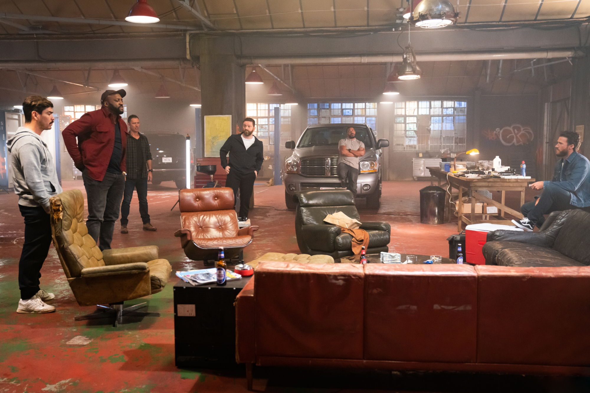Wrath of Man cast in a garage HD Wallpaper