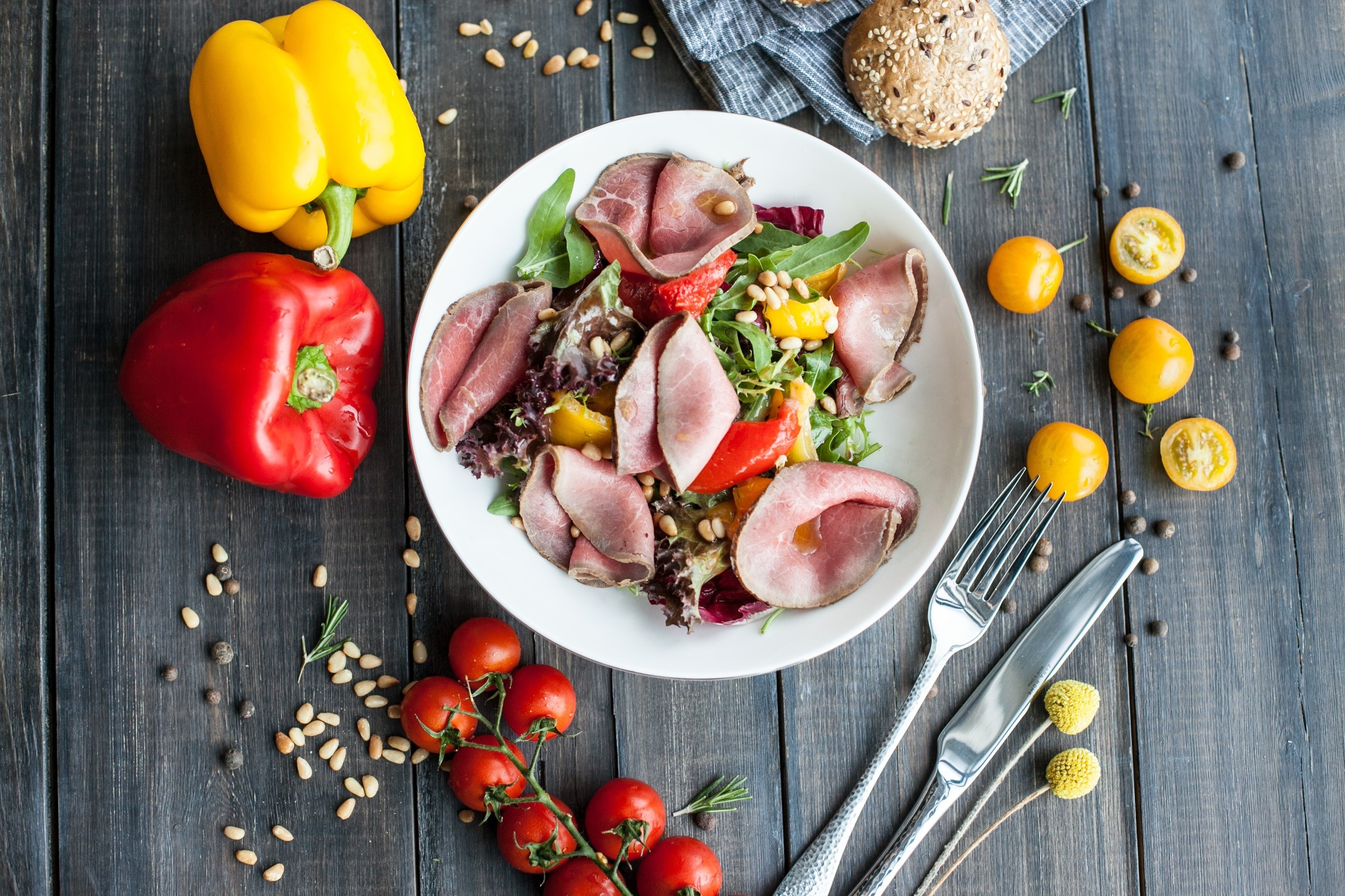 fork, knife, wooden surface, red pepper, nuts, tomatoes, food, bell peppers, salad, vegetables HD Wallpaper