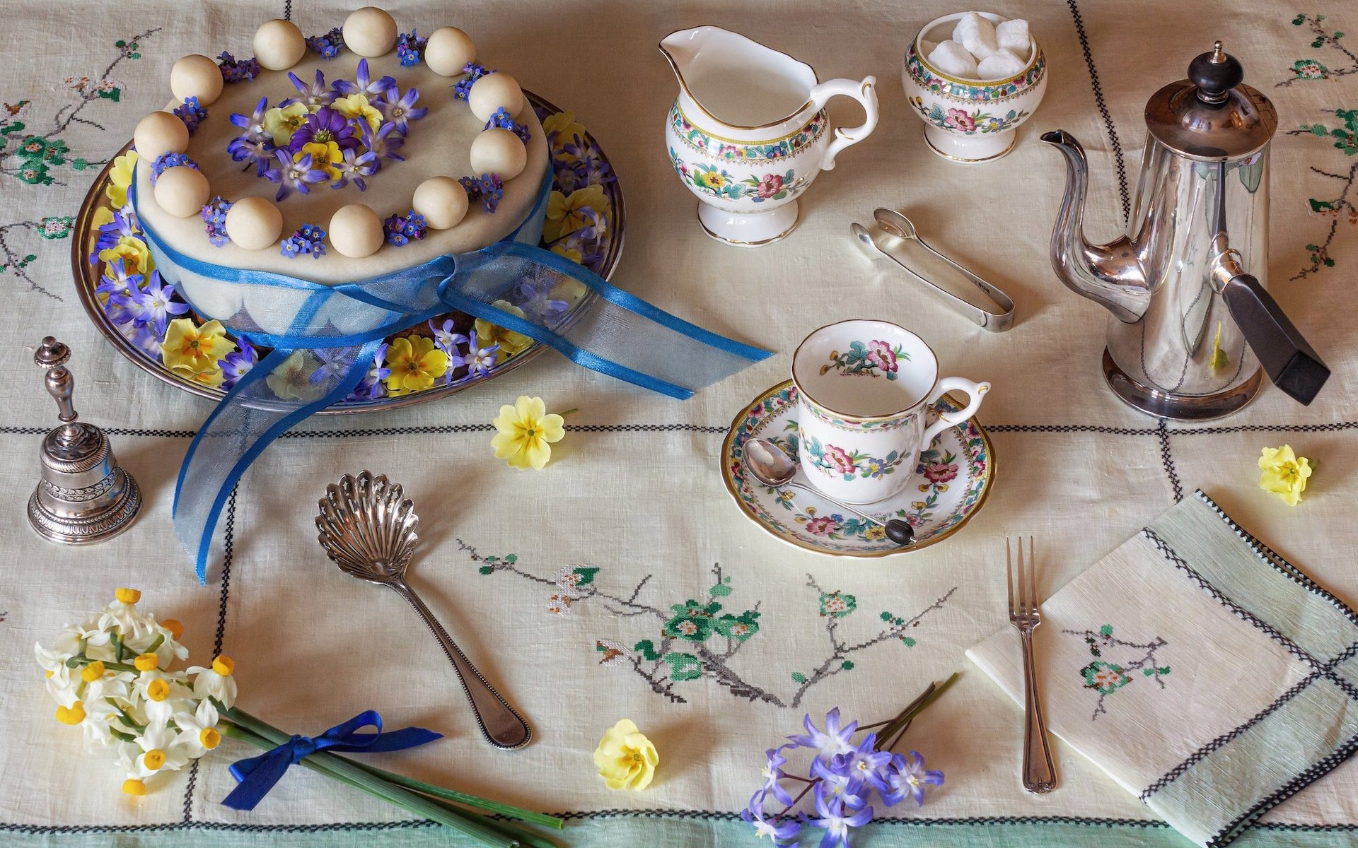 A beautifully decorated cake with tea set and flowers HD Wallpaper
