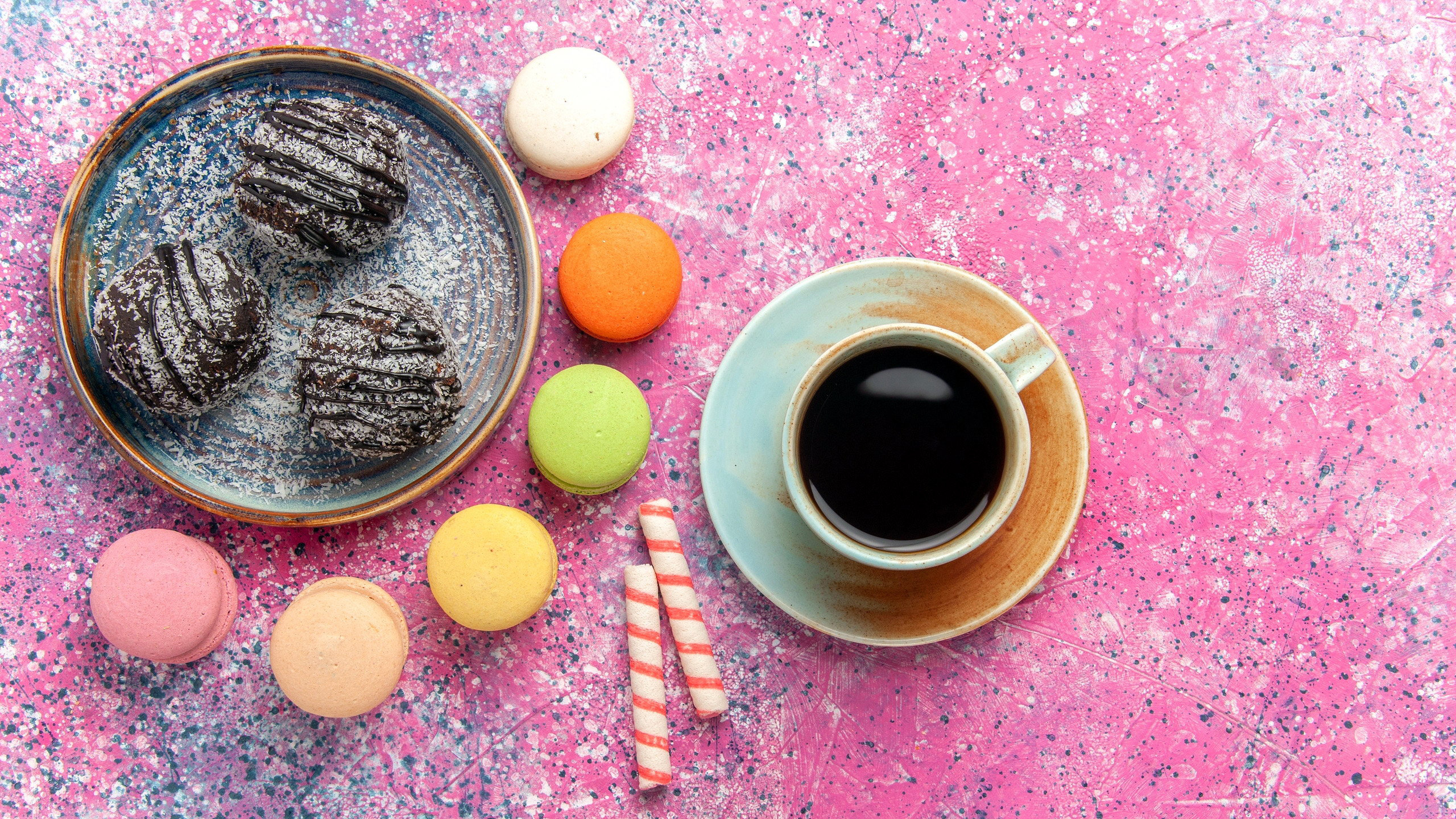 Chocolate cakes and macarons with coffee HD Wallpaper
