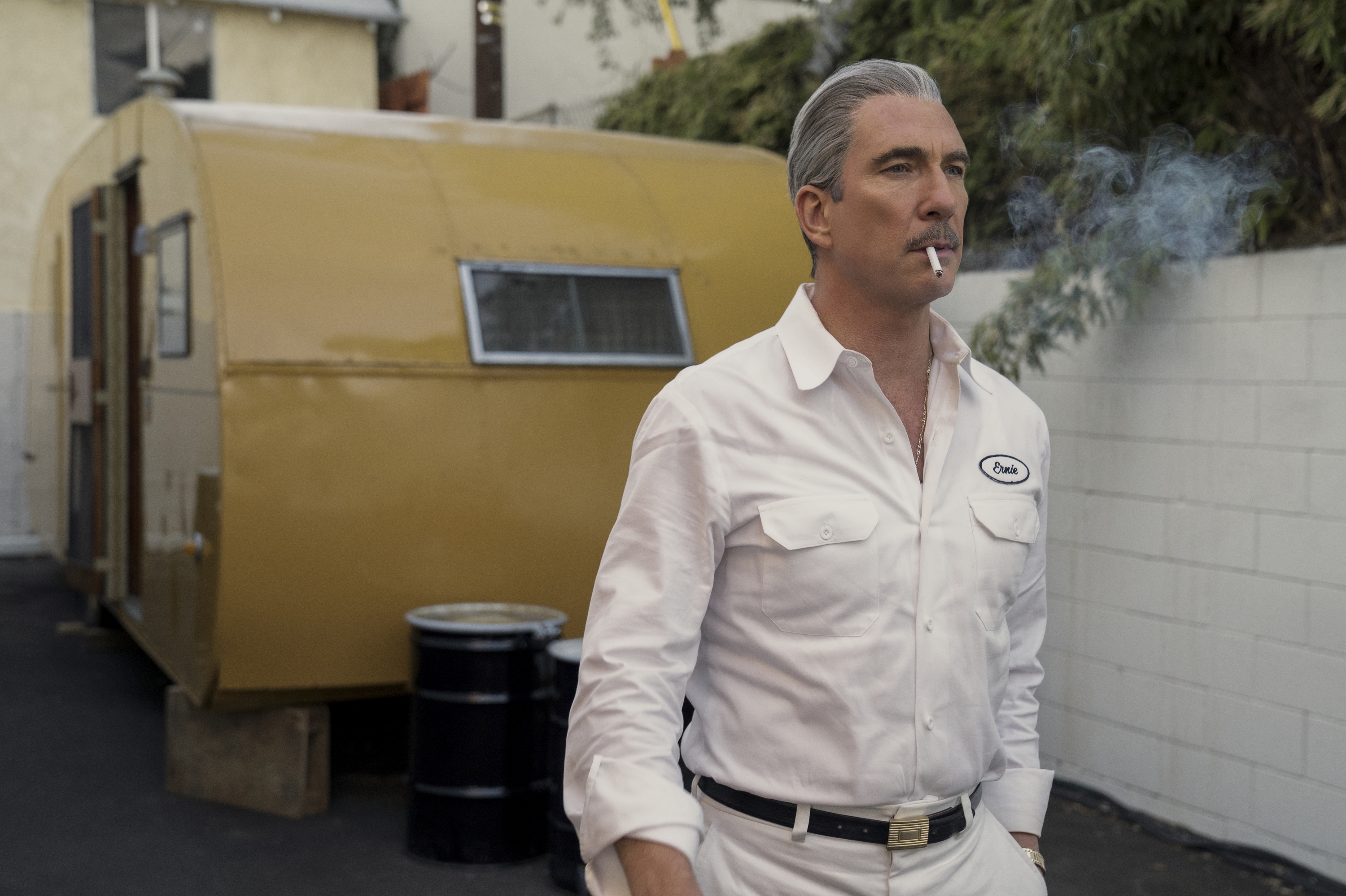 Dylan McDermott as Ernie West smoking HD Wallpaper