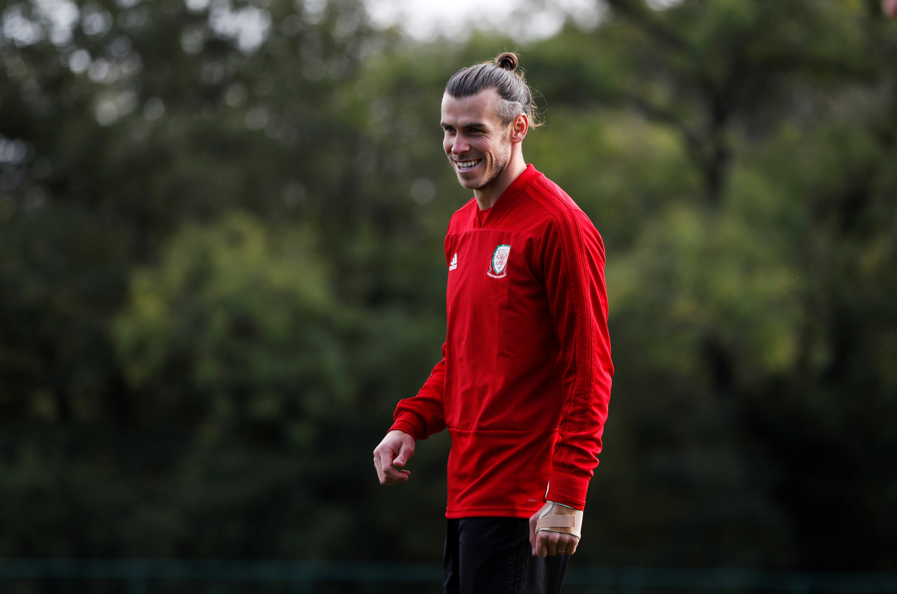 Gareth Bale smiling during soccer practice HD Wallpaper
