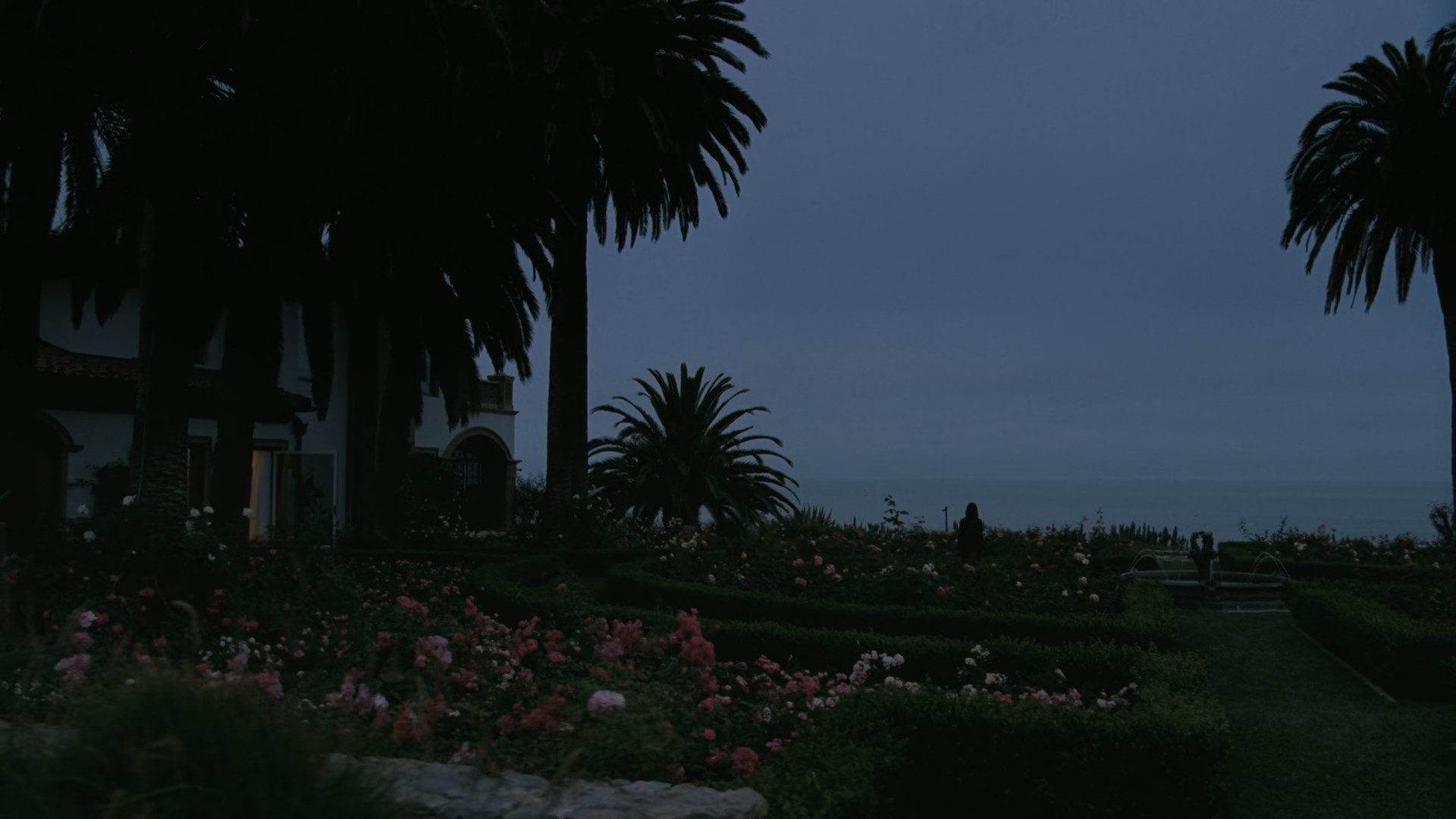 House with garden and ocean view HD Wallpaper