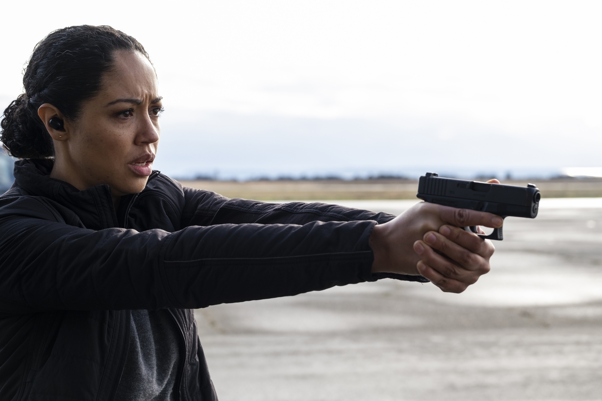 Riann Steele as Finola Jones aiming a gun HD Wallpaper