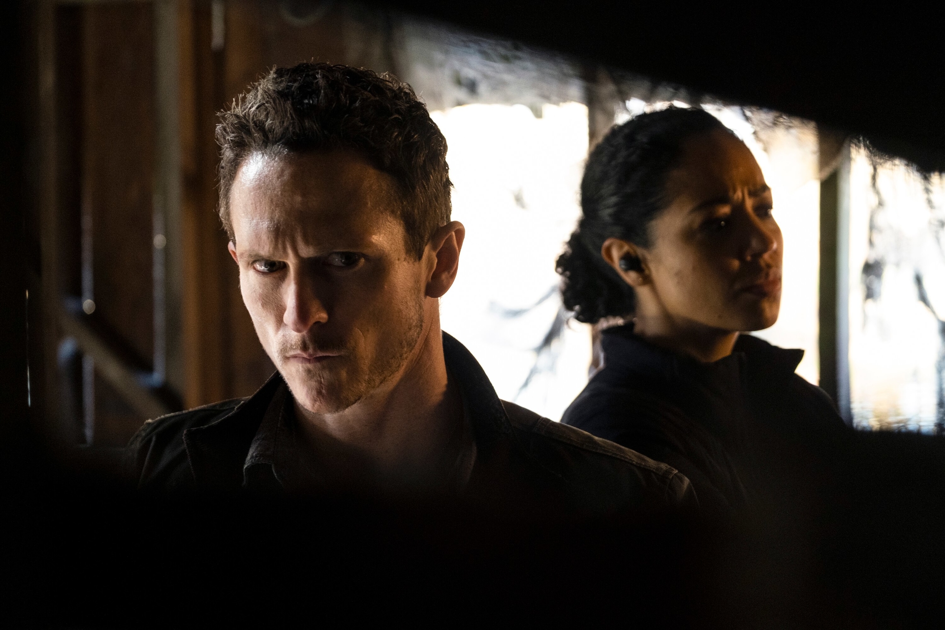Jonathan Tucker and Riann Steele in Debris HD Wallpaper