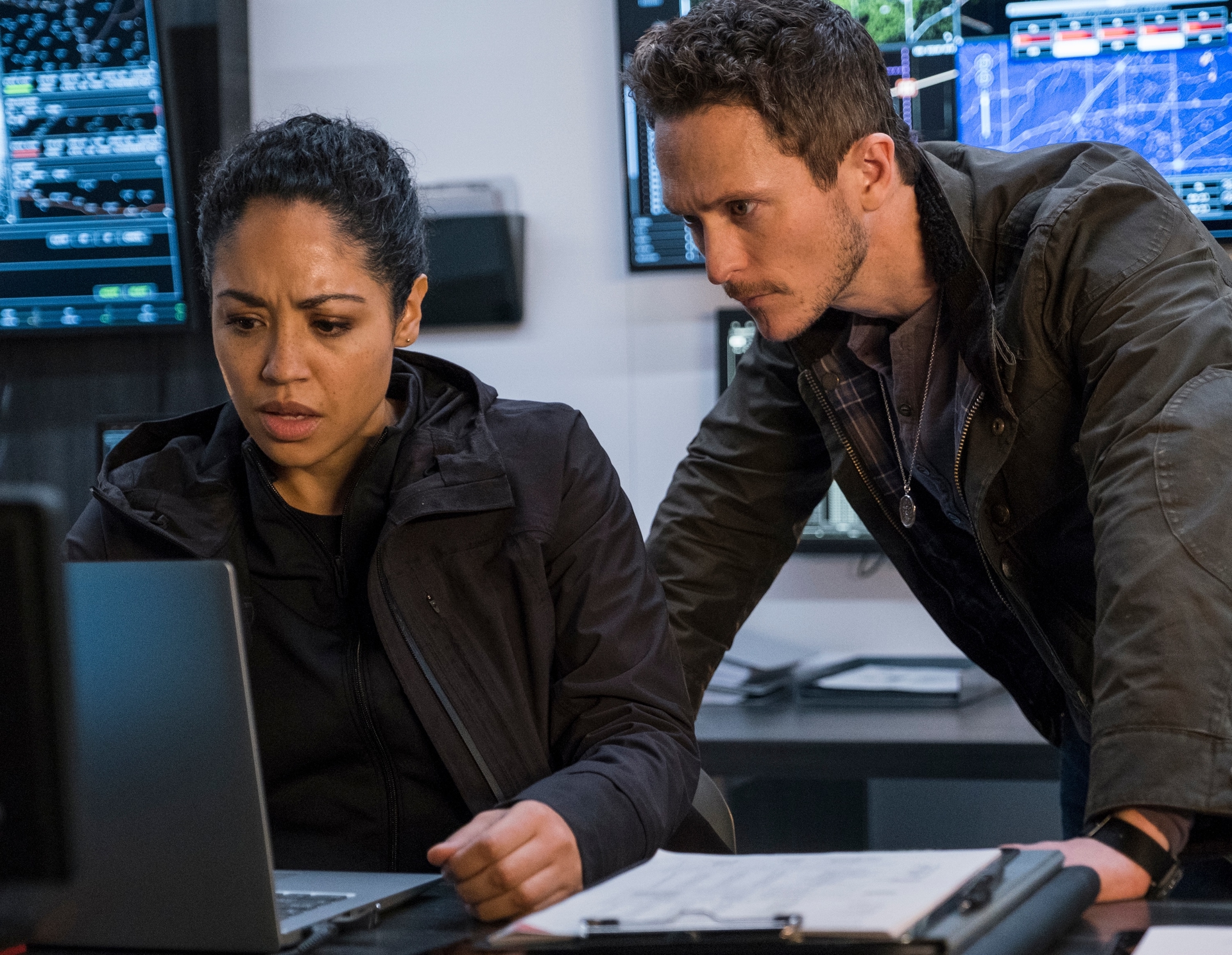 Riann Steele and Jonathan Tucker in Debris HD Wallpaper