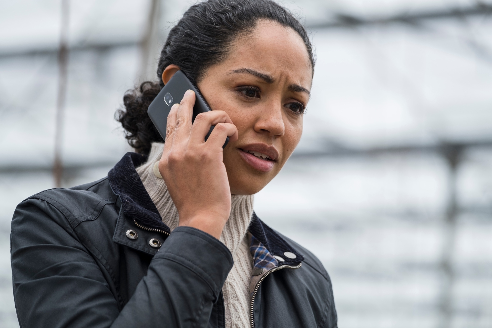 Riann Steele as Finola Jones on the phone HD Wallpaper