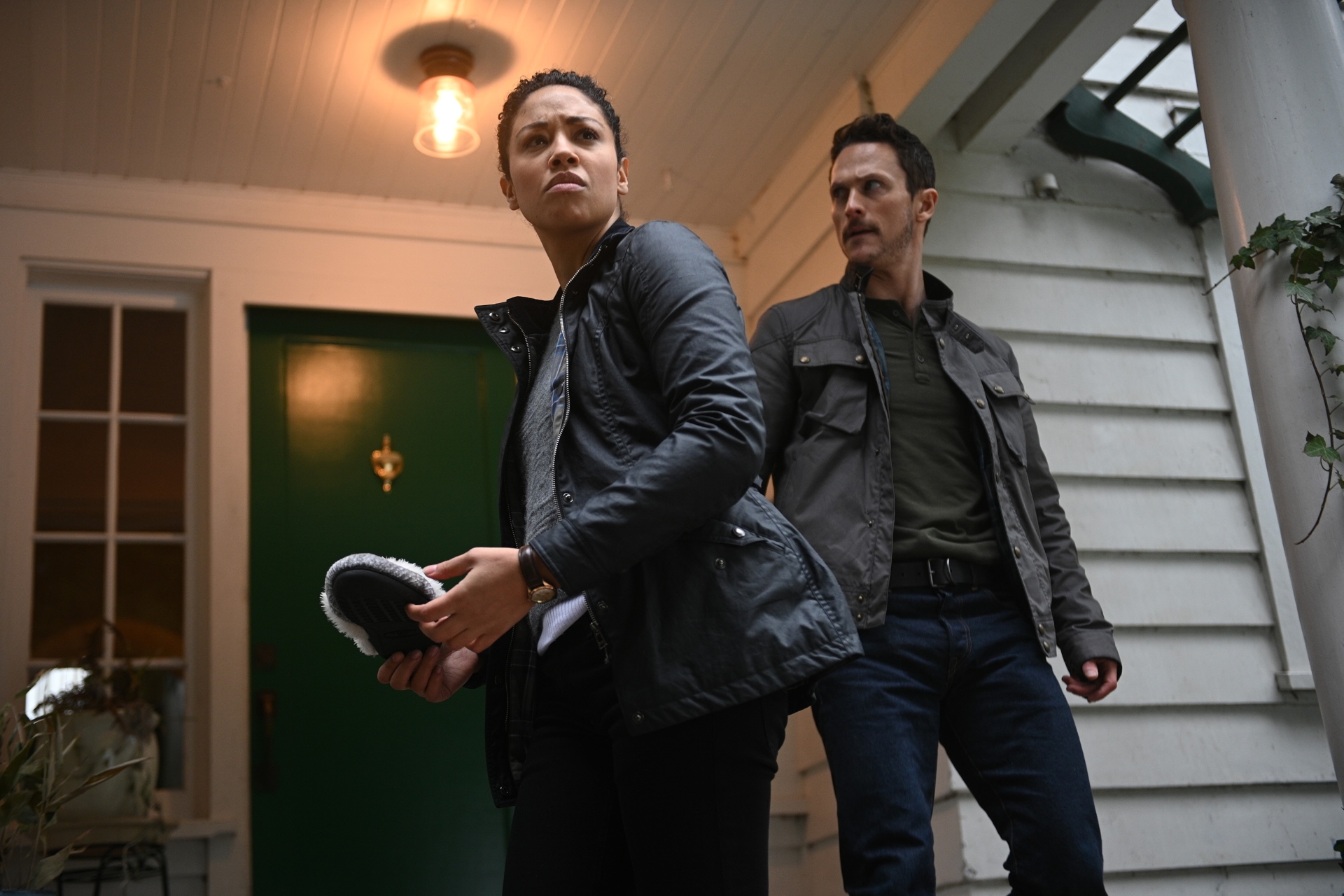 Riann Steele and Jonathan Tucker in Debris HD Wallpaper