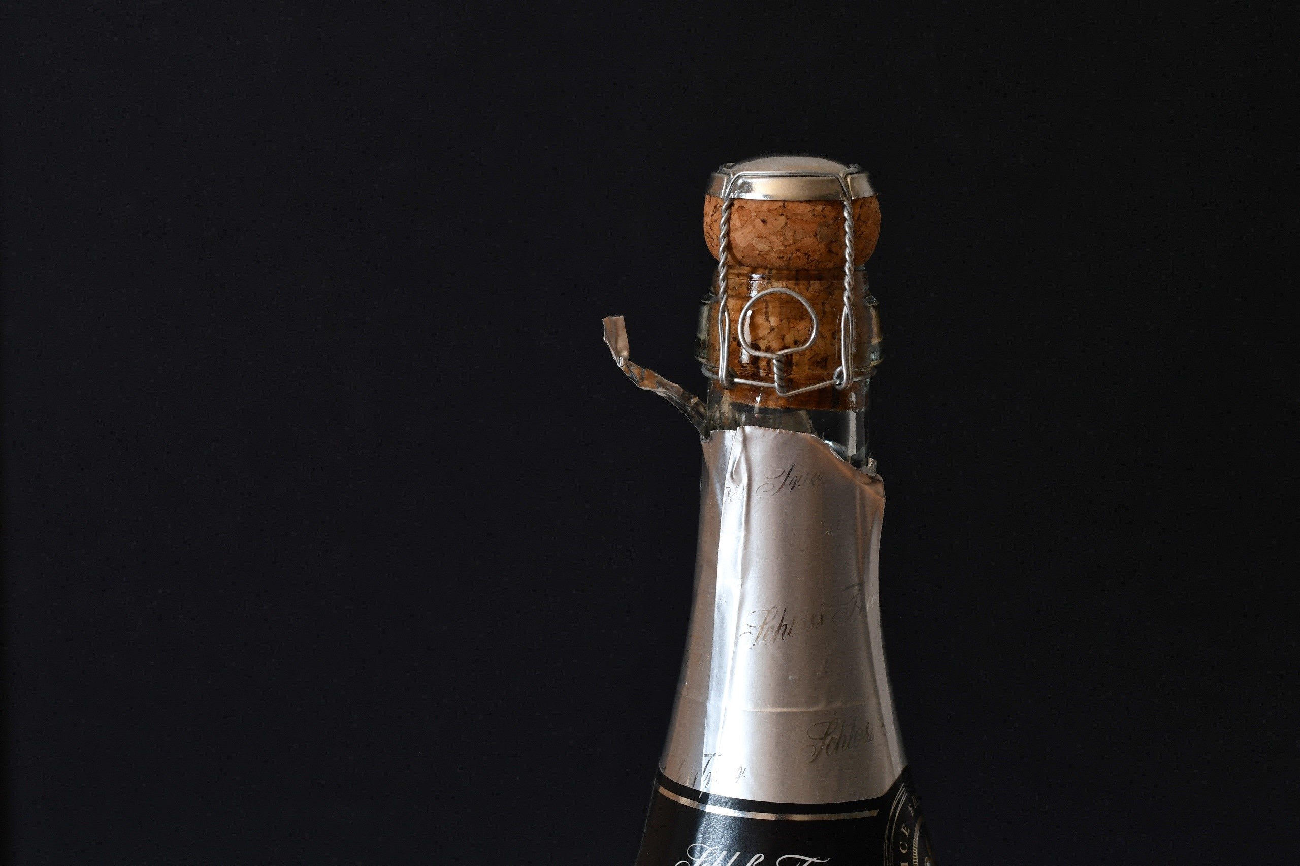 Champagne bottle with cork and wire cage HD Wallpaper