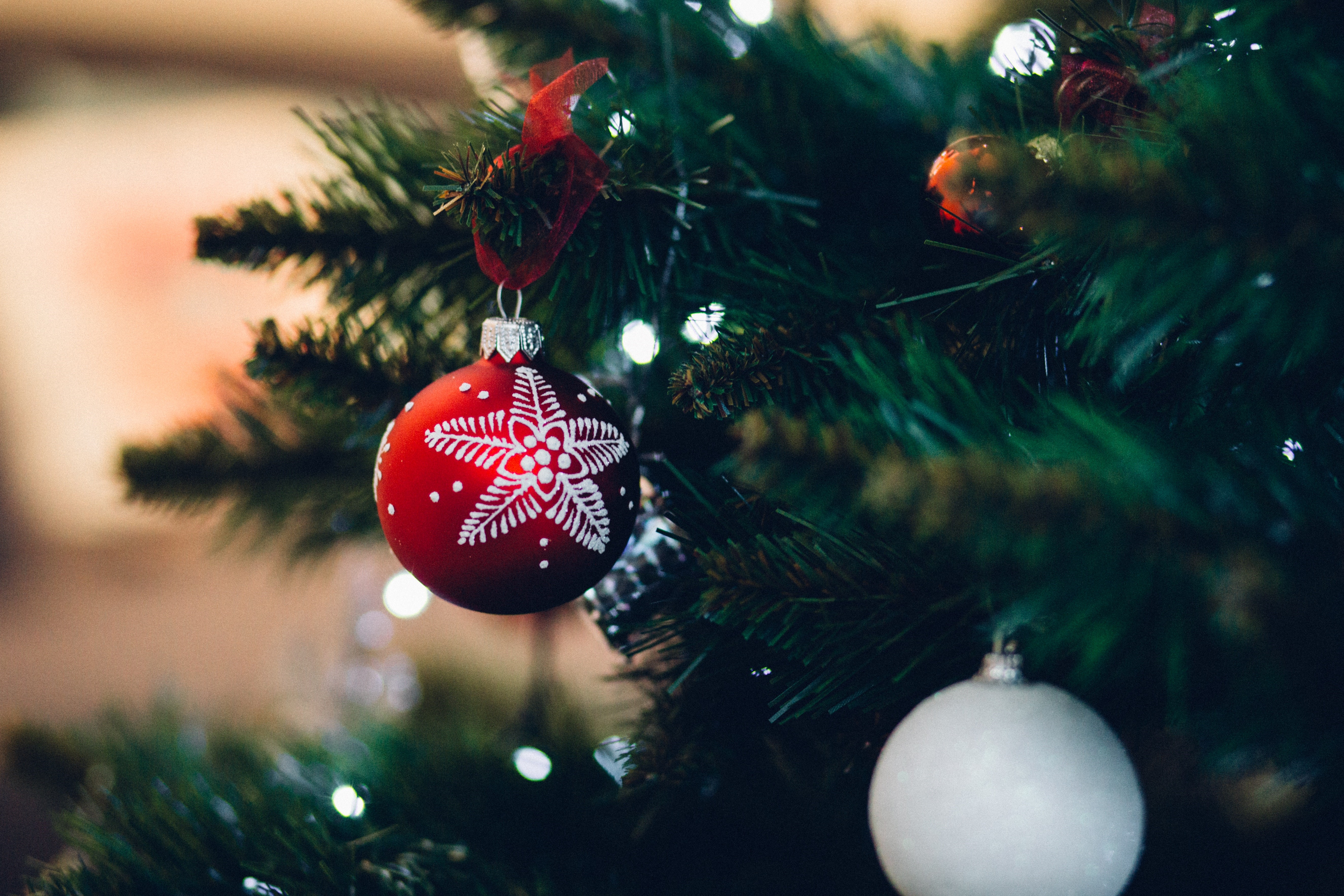 Christmas tree with red and white ornaments HD Wallpaper