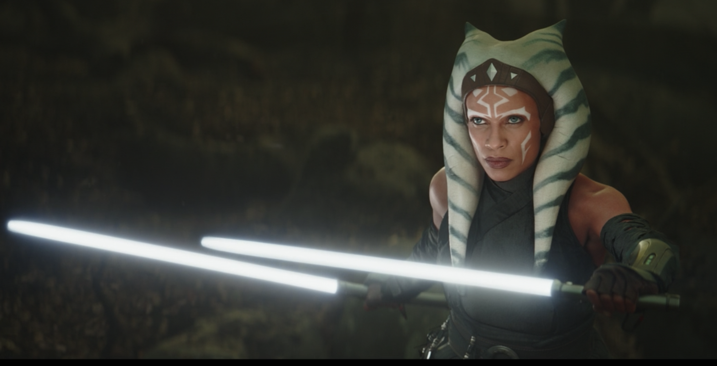 Ahsoka Tano from Star Wars holding two lightsabers HD Wallpaper