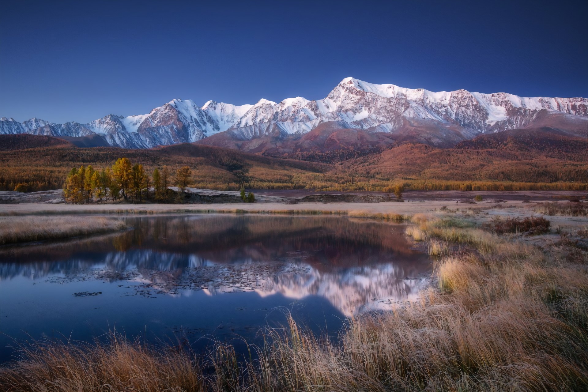 Lake Dzhangyskol reflection in Altai Mountains during fall HD Wallpaper