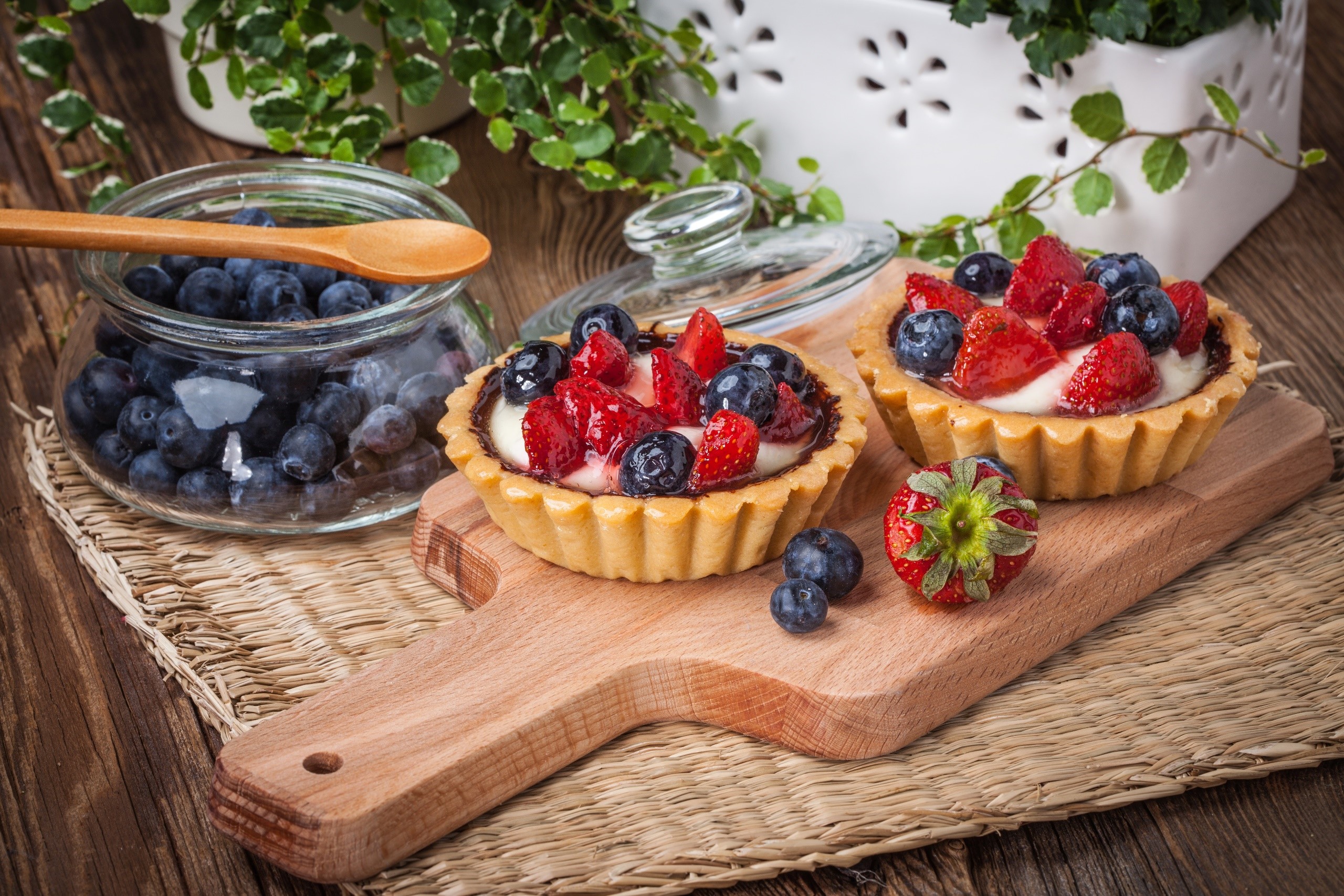 Fruit tarts with strawberries and blueberries on a cutting board HD Wallpaper