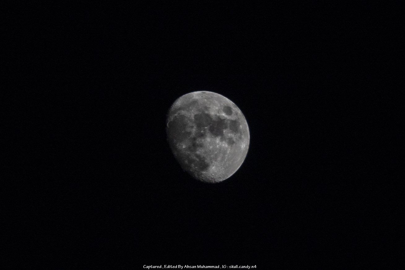 The Moon in the Night Sky HD Wallpaper